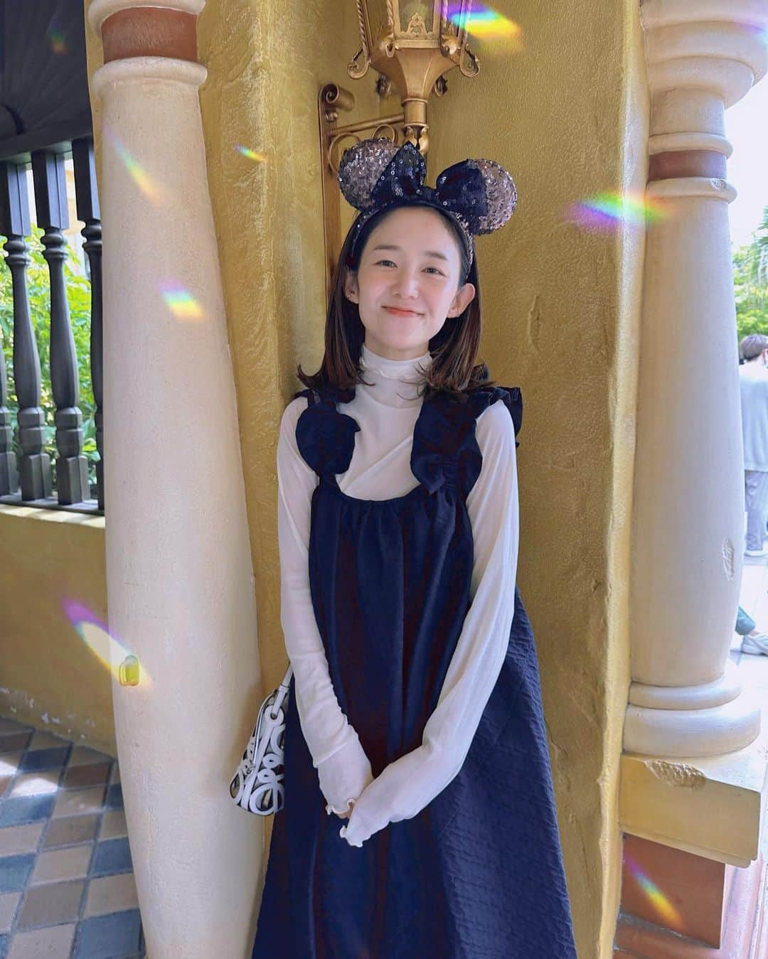 萩中ユウさんのインスタグラム写真 - (萩中ユウInstagram)「Disneyland👑🎀 長女がプリンセスを、次女がミッキーを認識してから行くとめちゃくちゃ楽しい！ ⁡ ミートミッキー、喜んでぎゅーってする長女。対して次女は...まさかのギャン泣き「アッチ行って!!😭😭」 膝から崩れ落ちるミッキー。今日まで何度も「ミッキーぎゅーってするの！」って、イメトレしてたのにね。やはり本物は、大きすぎたか笑 こわい〜って泣く今も貴重な思い出♡ ⁡ （私は見ていたよ。ほんとは走って一番にぎゅーって抱きつきたいのに、妹にそれを譲ろうと、後ろからしばらく待っていたお姉ちゃんの姿を。優しいね、ありがとう✨✨） ⁡ 行ったのは昨日だけど、今朝から今もずっと「あー楽しかったね♡」って何度も言ってる。 本当に夢の国だ〜〜  . #disneyland #TDL #子連れディズニー」5月29日 17時24分 - yu_haginaka