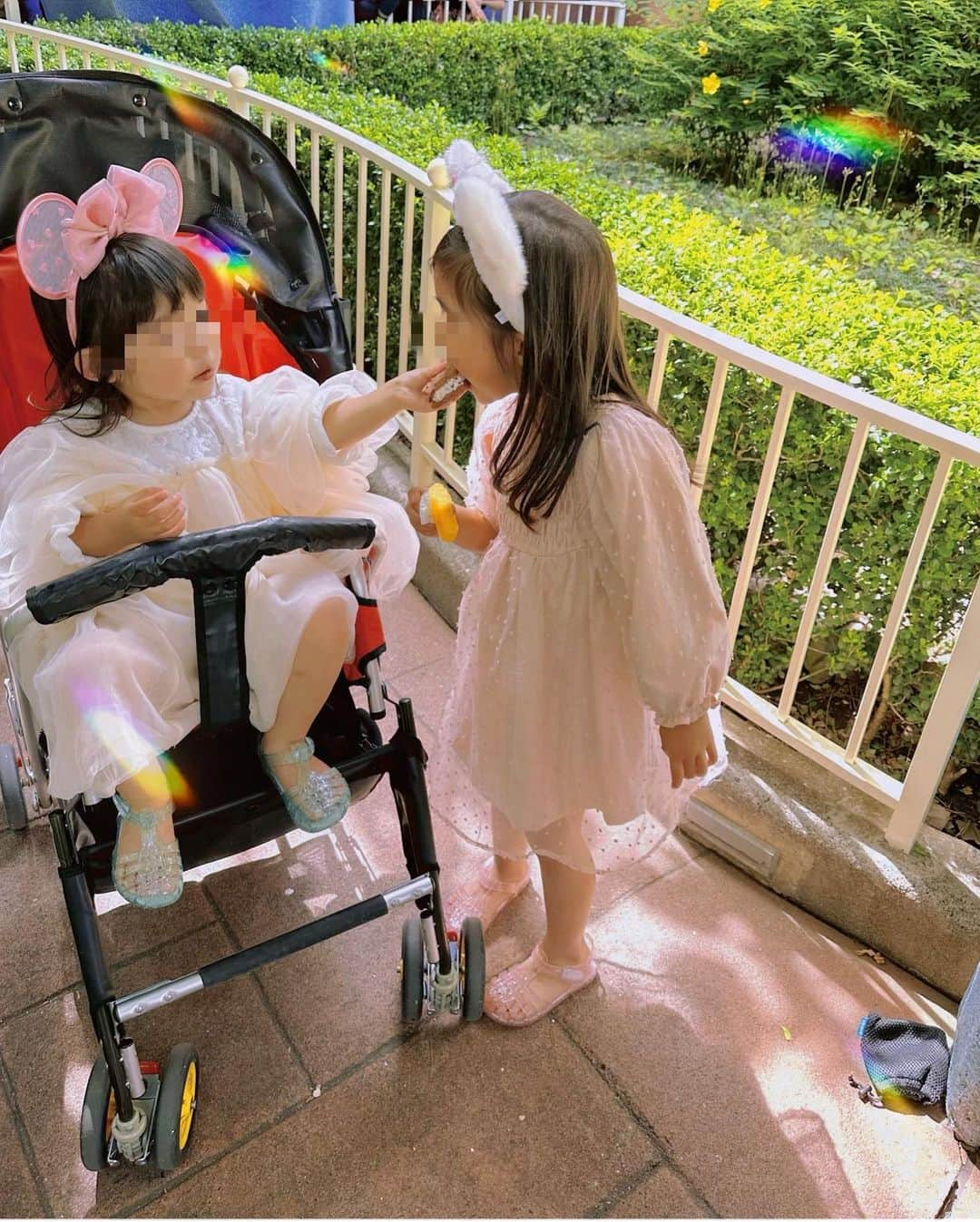 萩中ユウさんのインスタグラム写真 - (萩中ユウInstagram)「Disneyland👑🎀 長女がプリンセスを、次女がミッキーを認識してから行くとめちゃくちゃ楽しい！ ⁡ ミートミッキー、喜んでぎゅーってする長女。対して次女は...まさかのギャン泣き「アッチ行って!!😭😭」 膝から崩れ落ちるミッキー。今日まで何度も「ミッキーぎゅーってするの！」って、イメトレしてたのにね。やはり本物は、大きすぎたか笑 こわい〜って泣く今も貴重な思い出♡ ⁡ （私は見ていたよ。ほんとは走って一番にぎゅーって抱きつきたいのに、妹にそれを譲ろうと、後ろからしばらく待っていたお姉ちゃんの姿を。優しいね、ありがとう✨✨） ⁡ 行ったのは昨日だけど、今朝から今もずっと「あー楽しかったね♡」って何度も言ってる。 本当に夢の国だ〜〜  . #disneyland #TDL #子連れディズニー」5月29日 17時24分 - yu_haginaka