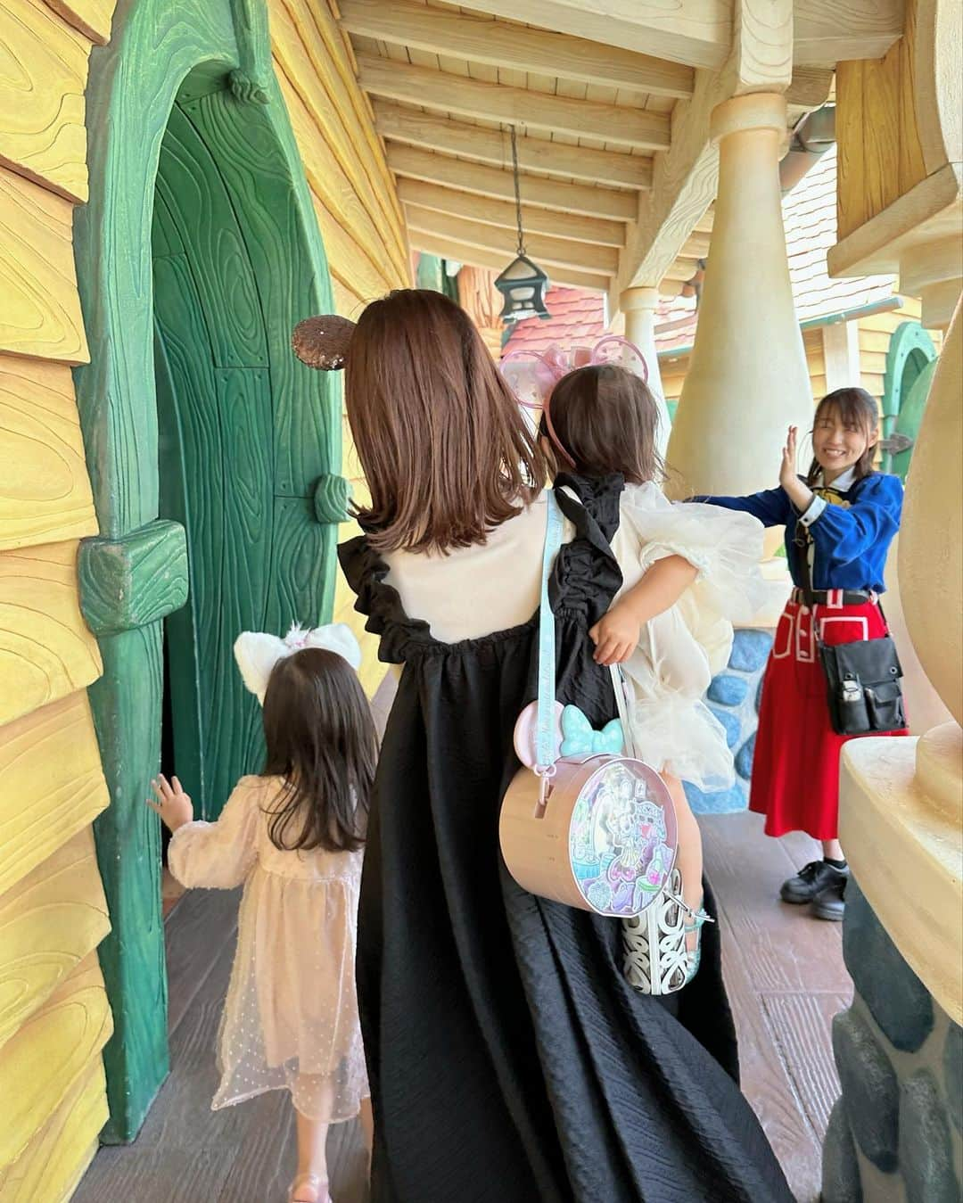 萩中ユウさんのインスタグラム写真 - (萩中ユウInstagram)「Disneyland👑🎀 長女がプリンセスを、次女がミッキーを認識してから行くとめちゃくちゃ楽しい！ ⁡ ミートミッキー、喜んでぎゅーってする長女。対して次女は...まさかのギャン泣き「アッチ行って!!😭😭」 膝から崩れ落ちるミッキー。今日まで何度も「ミッキーぎゅーってするの！」って、イメトレしてたのにね。やはり本物は、大きすぎたか笑 こわい〜って泣く今も貴重な思い出♡ ⁡ （私は見ていたよ。ほんとは走って一番にぎゅーって抱きつきたいのに、妹にそれを譲ろうと、後ろからしばらく待っていたお姉ちゃんの姿を。優しいね、ありがとう✨✨） ⁡ 行ったのは昨日だけど、今朝から今もずっと「あー楽しかったね♡」って何度も言ってる。 本当に夢の国だ〜〜  . #disneyland #TDL #子連れディズニー」5月29日 17時24分 - yu_haginaka