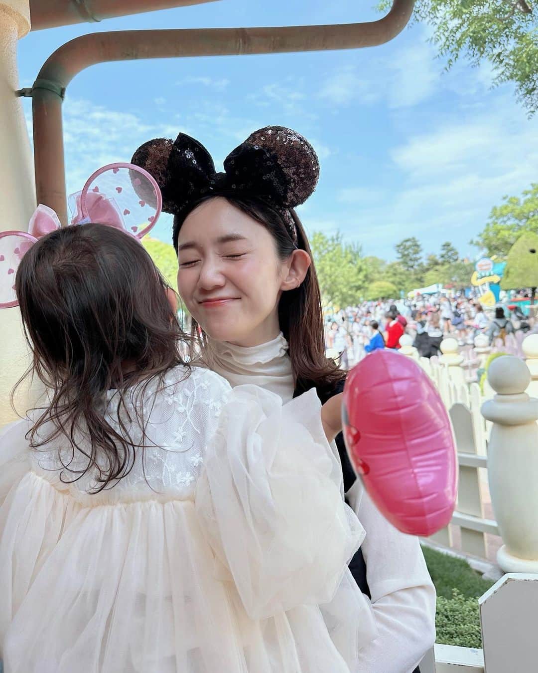 のインスタグラム：「Disneyland👑🎀 長女がプリンセスを、次女がミッキーを認識してから行くとめちゃくちゃ楽しい！ ⁡ ミートミッキー、喜んでぎゅーってする長女。対して次女は...まさかのギャン泣き「アッチ行って!!😭😭」 膝から崩れ落ちるミッキー。今日まで何度も「ミッキーぎゅーってするの！」って、イメトレしてたのにね。やはり本物は、大きすぎたか笑 こわい〜って泣く今も貴重な思い出♡ ⁡ （私は見ていたよ。ほんとは走って一番にぎゅーって抱きつきたいのに、妹にそれを譲ろうと、後ろからしばらく待っていたお姉ちゃんの姿を。優しいね、ありがとう✨✨） ⁡ 行ったのは昨日だけど、今朝から今もずっと「あー楽しかったね♡」って何度も言ってる。 本当に夢の国だ〜〜  . #disneyland #TDL #子連れディズニー」