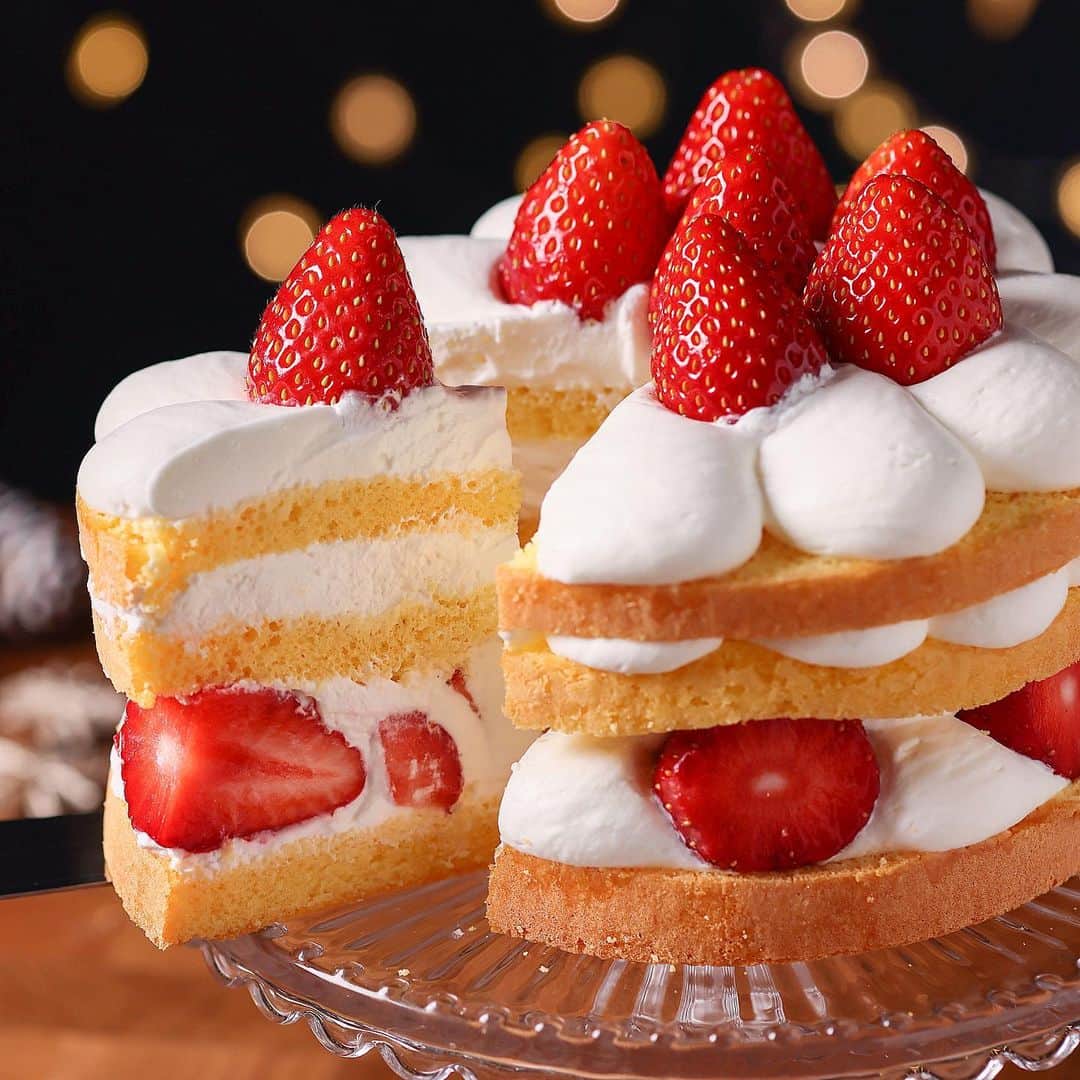 eguchikazuakiのインスタグラム：「ショートケーキが食べたい🍰 ただそれだけ。  ナッペしなくていいです スーパーにいちごがある今こそ作ってみてください  レシピ  ↓↓ 材料　スポンジケーキ15cmの型　 ◆スポンジ生地 卵 3個 薄力粉 70g 生クリーム 10g グラニュー糖 90g バター 15g  ◆デコレーション 生クリーム40% 400g グラニュー糖 30g いちご 2パック程度  飾り方は自由に 言いたい事はナッペとか絞りとか そんなルールはないから 自由に好きなようにお菓子作りを楽しんで欲しい 楽しんだ方がいい、失敗なんかないから  やると決めたその瞬間に すでに成功は約束されています👋🏻  #shortcake #shorts #shortcakes #strawberry #strawberrys #strawberrycake #easyrecipes #easycooking #homemadecake #cookingtime #fraise #youtuberecipe #ilikeit」
