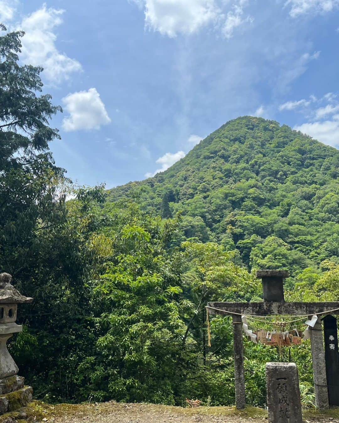 RIKACOさんのインスタグラム写真 - (RIKACOInstagram)「⛩️ 京都　天橋立(あまのはしだて 神社編 素晴らしい神社を色々巡りましたが中でも凄かったのは天ノ岩戸神社 歩く、歩く山の中に現れた神秘的な神社でした‼️ オーブに包まれる不思議な体験が凄かった😭 足を伸ばし神様にご挨拶出来た事に感謝です☺️ 色々サポートしてくれた友に 感謝😃また行きたいー神社巡り❗️ 新しい趣味になりそうです😃 @naoko.sun3333  たっちゃん @mizuyoyoshida  ありがとう😊 また連れて行ってね #神社巡り #やばかった  #神」5月29日 17時28分 - rikaco_official