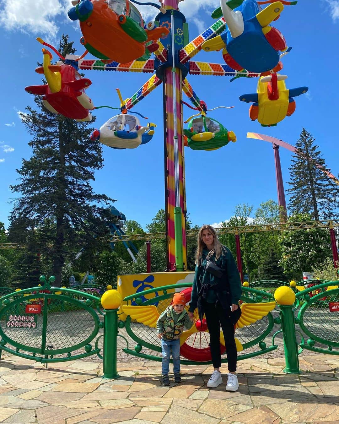 マリア・アルテミエワのインスタグラム：「Отлично провели выходные в #дивоостров🎢🎡🎠   Ребенок счастлив 🥰  #выходныеудались #лето2023☀️🌈🌿 #детство😊 #семья💞」