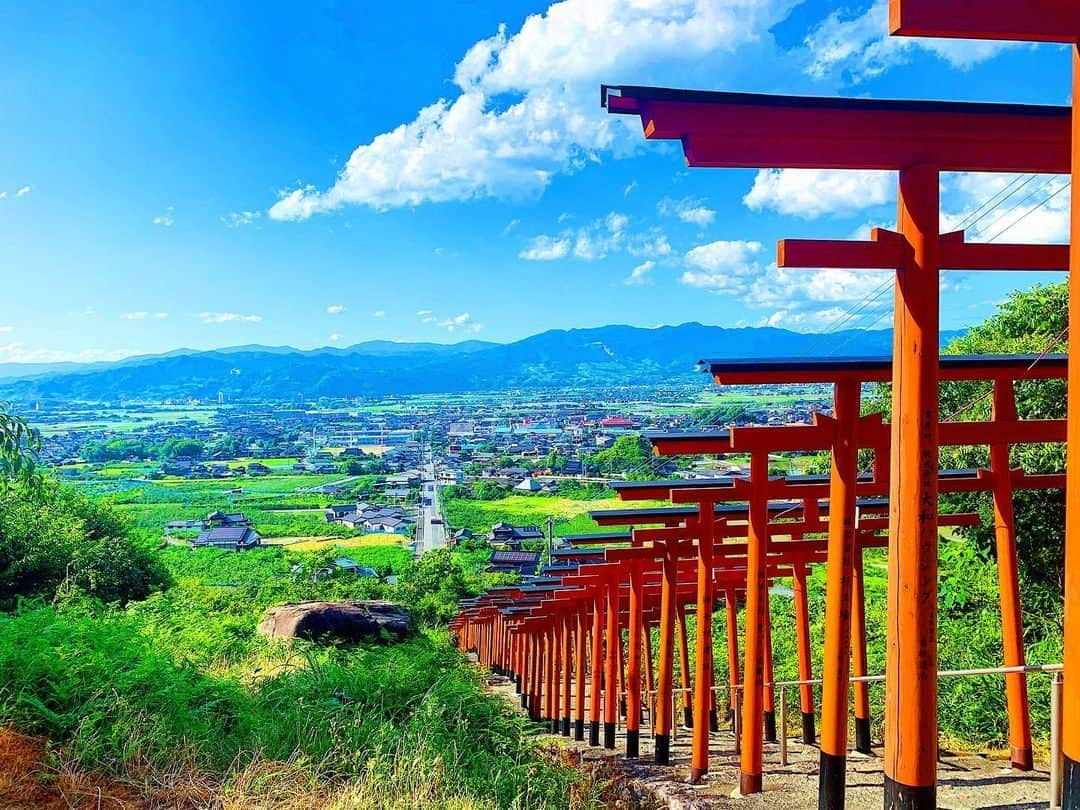 JALさんのインスタグラム写真 - (JALInstagram)「. 絶景のパワースポット #浮羽稲荷神社 ⛩️ 延々と連なる鳥居を歩くと、パワーがもらえそうです😊 #PicturePerfectMay . . Photo by @kouhei3594_wilco Post your memories with #FlyJAL  #JapanAirlines #JAL #travel #青空 #鳥居 #神社参拝 #神社 #神社巡り #神社好き #福岡 #うきは #浮羽 #福岡旅行 #福岡スポット #観光スポット #九州旅行 #福岡旅 #パワースポット #九州 #絶景 #絶景スポット #日本 #日本の絶景 #国内旅行 #旅行 #日本航空」5月29日 17時30分 - japanairlines_jal