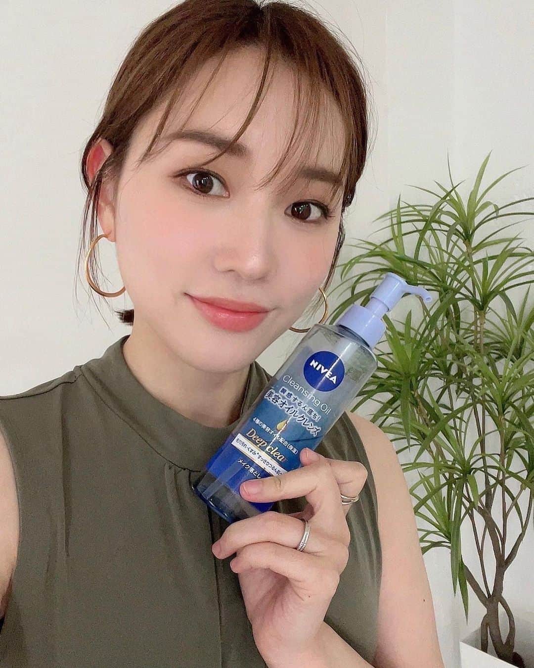 梶恵理子さんのインスタグラム写真 - (梶恵理子Instagram)「もっと早く使っとけばよかったと 感動したクレンジングオイル🛁  ニベア クレンジングオイル ディープクリア  落ちるのも早いわ、落としてる最中も つるんつるんで毛穴汚れがすっきりするのに 洗い上がりしっとりもっちりで なんで今まで使ってなかったんやろう…と 後悔するほどよかった😭😭❤️  さっぱり感としっとり感が共存してるのすごい…👏🏻👏🏻  薬局で買えるしストック決定！！  #かじえりイチオシ #ニベア #nivea #美容オイルクレンズ #メイク落とし #瞬感するん落ち #PR」5月29日 17時31分 - kajierimakeup