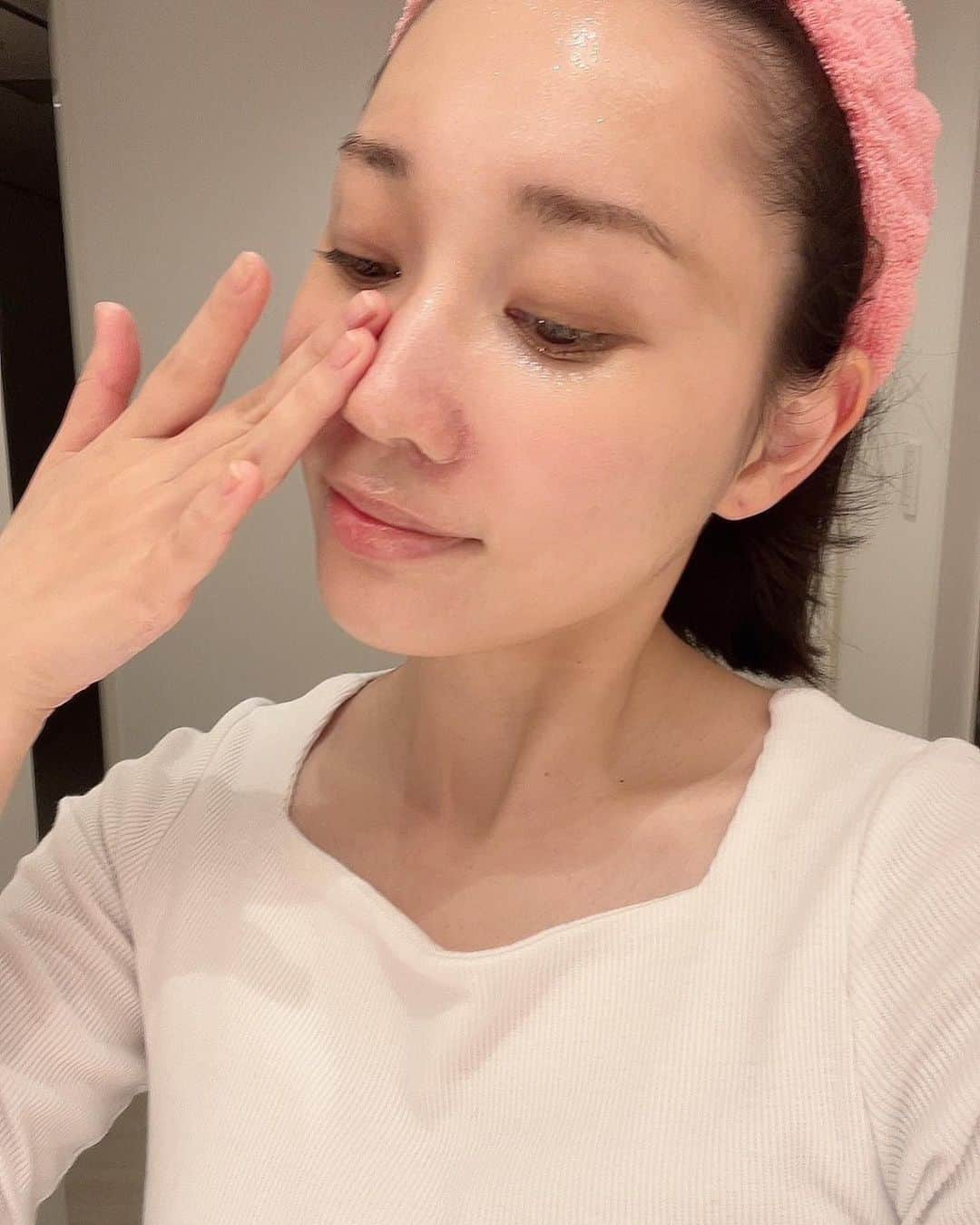 梶恵理子さんのインスタグラム写真 - (梶恵理子Instagram)「もっと早く使っとけばよかったと 感動したクレンジングオイル🛁  ニベア クレンジングオイル ディープクリア  落ちるのも早いわ、落としてる最中も つるんつるんで毛穴汚れがすっきりするのに 洗い上がりしっとりもっちりで なんで今まで使ってなかったんやろう…と 後悔するほどよかった😭😭❤️  さっぱり感としっとり感が共存してるのすごい…👏🏻👏🏻  薬局で買えるしストック決定！！  #かじえりイチオシ #ニベア #nivea #美容オイルクレンズ #メイク落とし #瞬感するん落ち #PR」5月29日 17時31分 - kajierimakeup