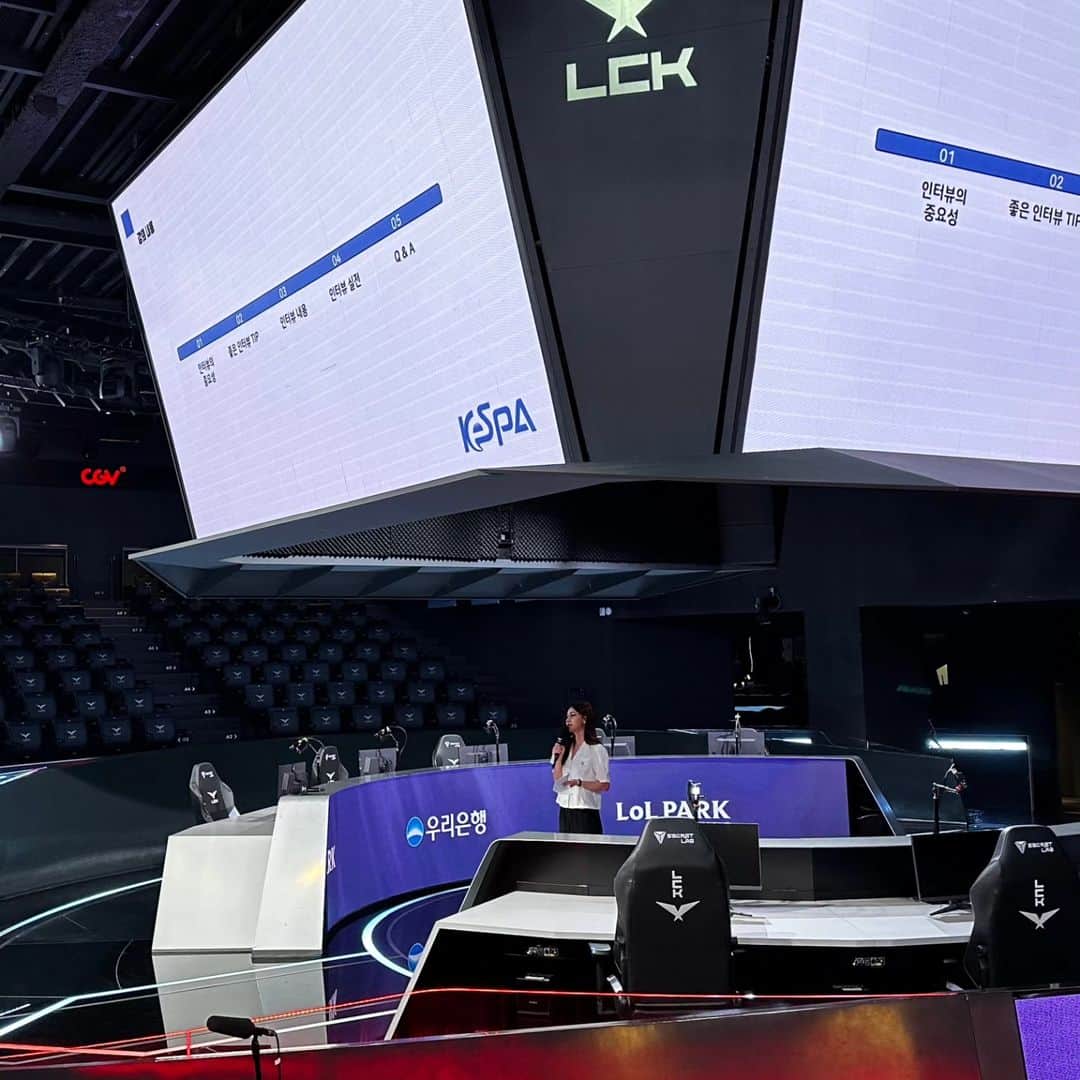 のインスタグラム：「LCK, LCK CL 프로 이스포츠 선수들의 소양 교육 중 인터뷰 강의 하고왔어요!   발로란트 퍼스트스트라이크 이후 2년만에 찾아간 롤파크👊🏻  오랜만에 또 e스포츠 선수들 만나는 자리라 넘 설레고 즐거웠어용❤️  피곤하고 힘들었을텐데 참여도 잘해주고 잘 들어준 선수들! 모두 서머 스플릿에서 멋진 모습 기대할게요🙏🏻」