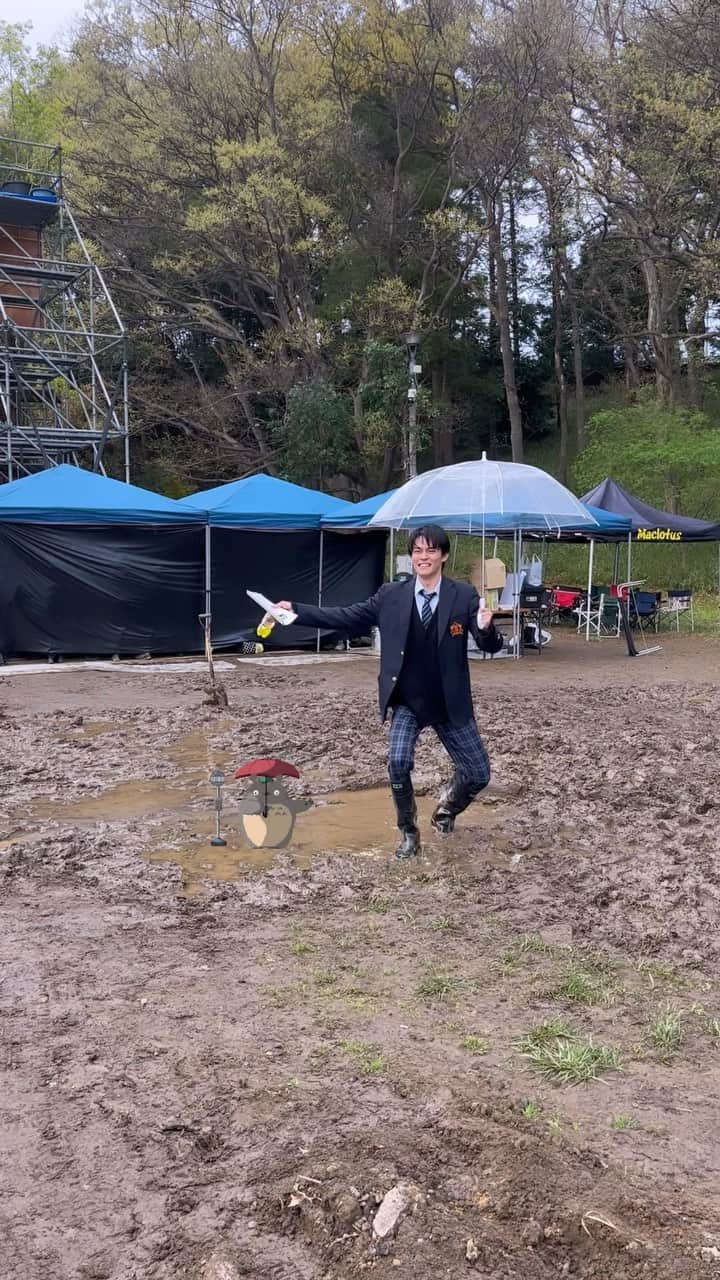 ペンディングトレイン-8時23分、明日 君とのインスタグラム：「.  今日は全国的に雨ですね☔️ 今週も1週間、一緒に乗り切りましょう💪🏻  撮影現場では、 水たまりであそぶ少年を発見しました👦🏻🌧️ やりたくなっちゃいますよね、分かります。  #ペンディングトレイン #ペントレ #日向亘 #第7話は6月2日金曜よる10時」