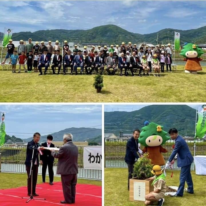 きいちゃんさんのインスタグラム写真 - (きいちゃんInstagram)「【知事活動報告】 有田川町で開催された「わかやま森林と樹木の日」記念行事。  和歌山県緑化功労賞の表彰と記念植樹を行いました。  受賞された九度山町東部林研グループ、日高川町林業研究会に加え、みどりの少年団の皆さんと記念撮影。  素晴らしい和歌山の森林を孫子の代に残せるように、県庁の政策を総動員していきます。  #和歌山県 #有田川町 #わかやま森林と樹木の日」5月29日 17時43分 - wakayamapref_pr