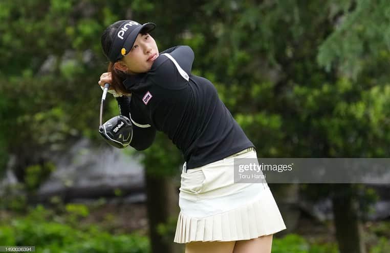 竹山佳林のインスタグラム：「地域みらいグループレディス佐嘉窓乃梅カップ⛳️  人生2度目のホールインワンしました🌟 1回目の時はカップインの瞬間は見えずだったのですが、今回は綺麗に吸い込まれていくのが見えて嬉しかったです🤩  でもそれ以外のプレーは…🫥 まだ試合も続きますし、しっかり修正して頑張ります！  次は「ECCレディスゴルフトーナメント」🏌🏻‍♀️  #golf #jlpga #ステップアップツアー  #地域みらいグループレディス佐嘉窓乃梅カップ  #newbalance #newbalancegolf  #長谷工コーポレーション  #pinggolf  #株式会社商美コーポレーション  #株式会社リンクス #リンクスゴルフ  #株式会社achieve #teamachieve #topworksbody  #kasco #ゴルフレーヴ #palmax #バシレウス #ustmamiya #titleist #glaux #eonsports #phiten #abiles」
