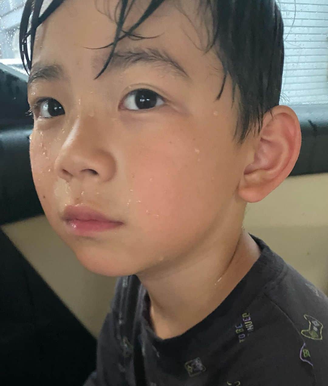 太陽チャンネルのインスタグラム：「☔️ 雨の日に遊びに行くなと言っても 遊びに行く 雨の日に川に行くなと言っても 川に行く  おバカでしょうか。 いいえ、誰でも。  #小学生男子  #2年生」