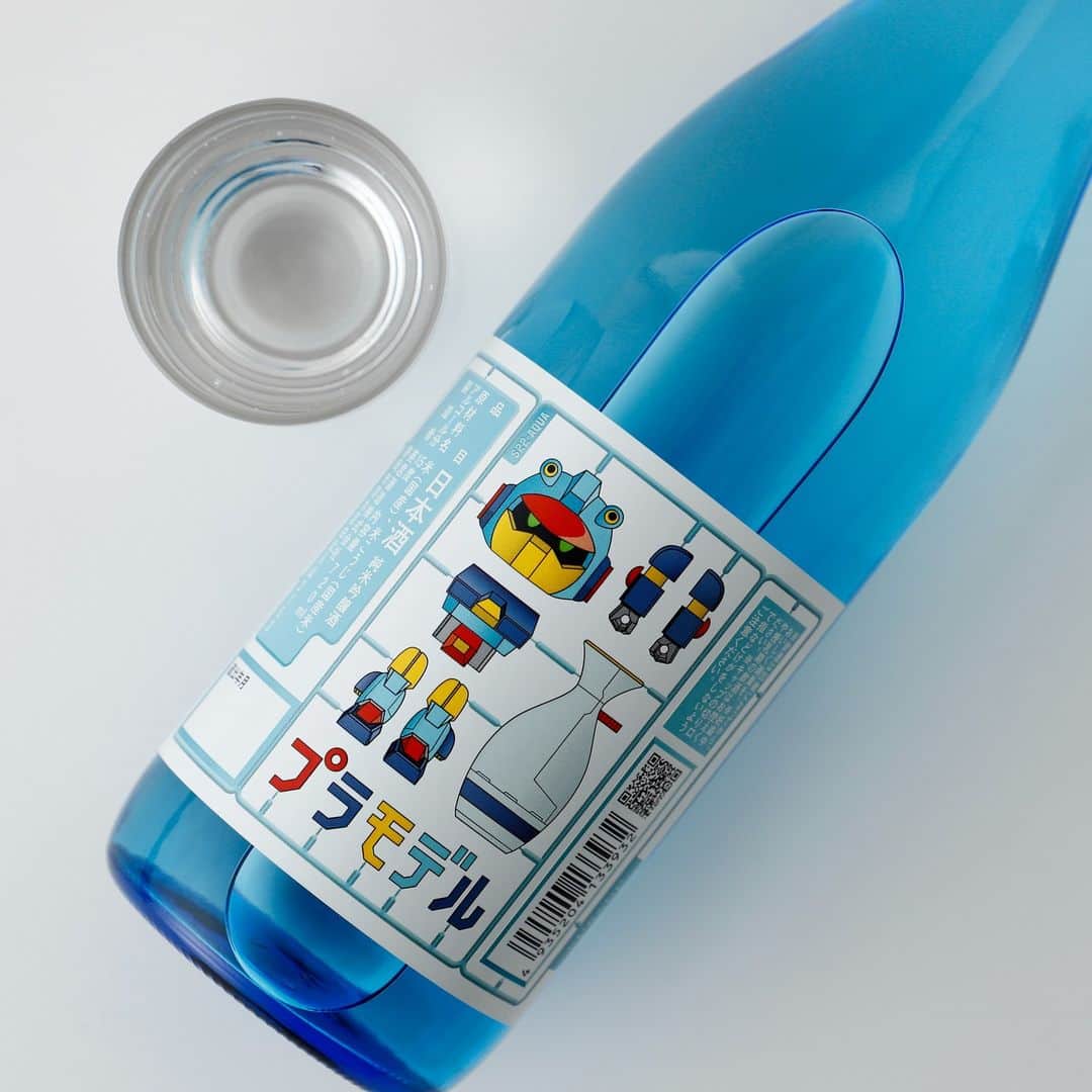 KURAND@日本酒飲み放題さんのインスタグラム写真 - (KURAND@日本酒飲み放題Instagram)「プラモデル×日本酒  ラベルを裏から見ると、 プラモデルが完成する...  そんなデザインの日本酒です。  “プラモデルの聖地” とされる呼ばれる静岡市から誕生、 すっきり辛口の純米吟醸酒。  ヒーローのように誰からも愛される味わい。 プラモ好き、お酒好き、 まして両方好きならぜひ。  ---------------------------- 新しいお酒との出会いがたくさん！ 他のお酒や企画はプロフィールのURLから →@kurand_info ----------------------------  お酒にまつわる情報を発信中。 フォローやいいねお待ちしています🥂  #酒ガチャ #クランド #お酒好きな人と繋がりたい #日本酒 #静岡 #プラモデル #英君酒造 #日本酒好きと繋がりたい #お酒大好き #お酒好き」5月29日 17時41分 - kurand_info