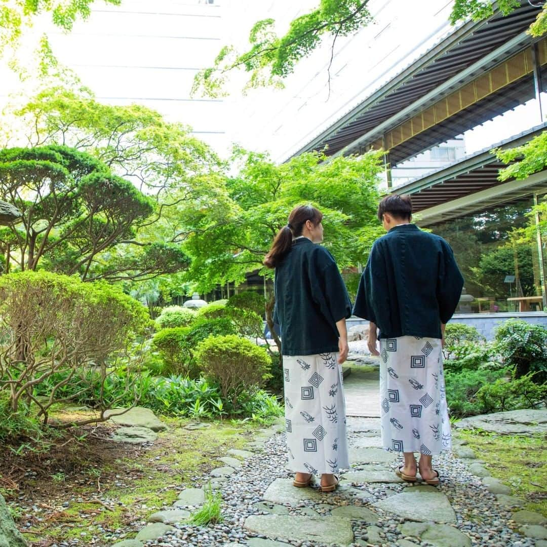 温泉旅行は野口観光グループへ♪さんのインスタグラム写真 - (温泉旅行は野口観光グループへ♪Instagram)「函館湯の川温泉 湯元啄木亭 ==================== 夏を先どり×お盆期間タイムセール🌊 ====================  湯元啄木亭では、この夏に先駆けてお盆期間（8/9～8/15）限定のタイムセールプラン販売中🐬🌺  公式HP限定ベストレート保証だから… どこの旅行サイトよりも当館のホームページからのご予約が一番お得！👍 お盆期間のご旅行を検討中のお客様におすすめの特別プランです✨  ◆公式HP限定価格◆ 【お盆先取りタイムセール】見つけてお得！6月までのご予約で15％OFF！  ＜ご予約期間＞　～6/15(木)まで ＜ご宿泊期間＞　8/9(水)～8/15(火)まで  例：8月9日（水）　1泊2食付　和室10畳2名様1室 通常プラン⇒￥39,270（税込/入湯税別） お盆タイムセール⇒￥33,378（税込/入湯税別）  ＼5,892円もお得！！👼／  夏の函館は、緑豊かな五稜郭公園や函館山からの夜景など観光スポットとしても大人気✨ ぜひこの機会にご来館をお待ちしております🐰  ■ご予約は公式HPから♫♫ 湯元啄木亭＞＞@yumoto_takubokutei   ==================== #野口観光 #北海道旅行 #湯の川温泉 #松岡庭園 #noguchikanko #hokkaidotravel #啄木亭 #湯元啄木亭 #タイムセール #お盆 #ベストレート #函館山 #五稜郭タワー」5月29日 17時42分 - noguchi_kanko