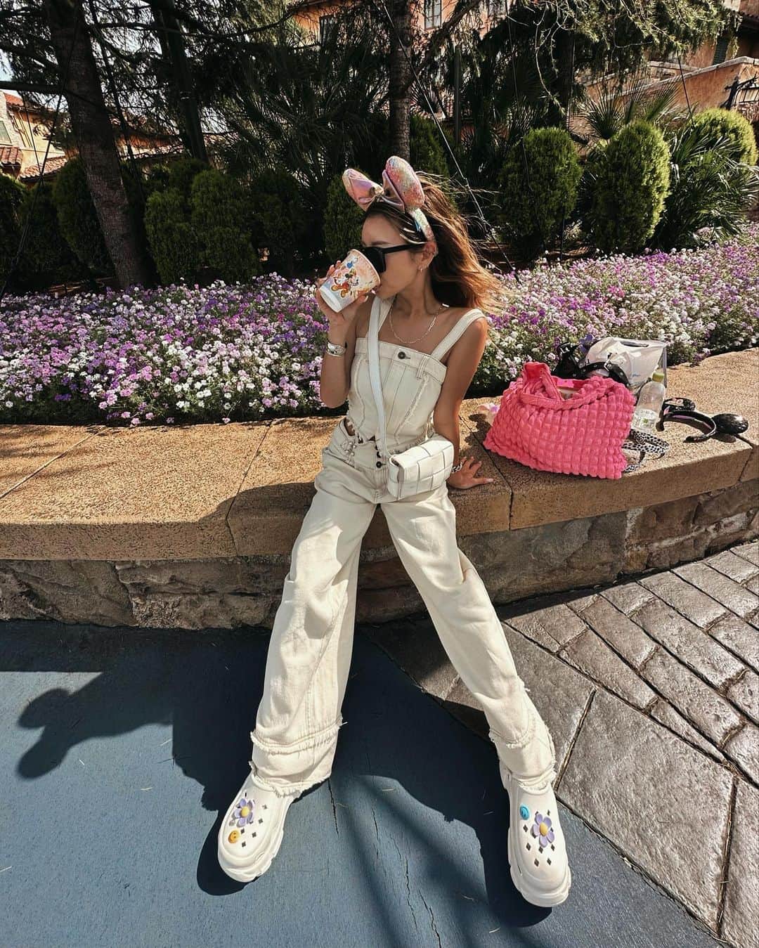 ✷kana✷のインスタグラム：「運動会の代休は必ずインしてる🥳笑  昨日は晴れてよかったものの 肩が焼けて大変です、、、  コーデは上下 @tothesea_hawaii 🕶️  kidsのハーモニーコーデは @lics.official × @saori421ralph 💜🩷  なんかディズニー投稿ばっかですんません、、」
