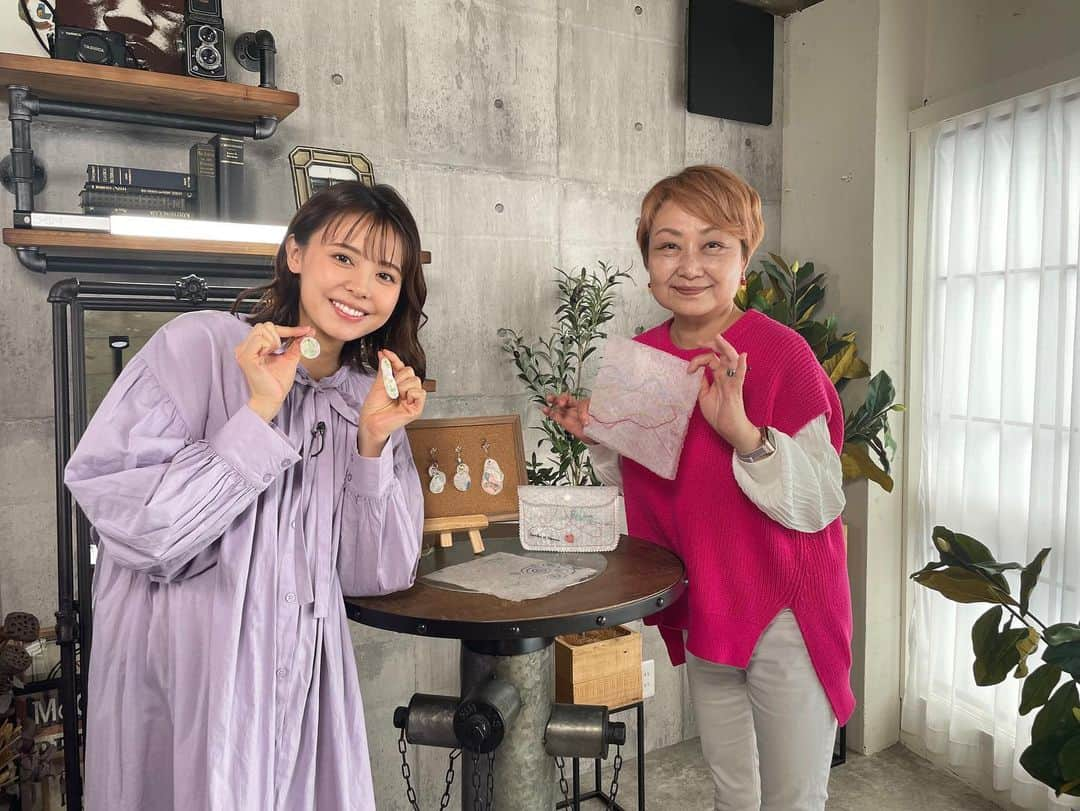 フジテレビアナウンサーさんのインスタグラム写真 - (フジテレビアナウンサーInstagram)「今回は、捨ててしまいがちなビニールのクッション材を使って素敵なピアスを作りました！ 作り方もとても簡単✨ キラキラとした材料を使ってお子さんと一緒に作ってみるのも楽しいかもしれません😊 世界に一つだけのアクセサリーになりますよ😆✨  #体感サステナWAVE #楽しくアクションSDGs #ビニール　#アクセサリー #フジテレビアナウンサー #宮澤智」5月29日 17時45分 - fujitv_announcer