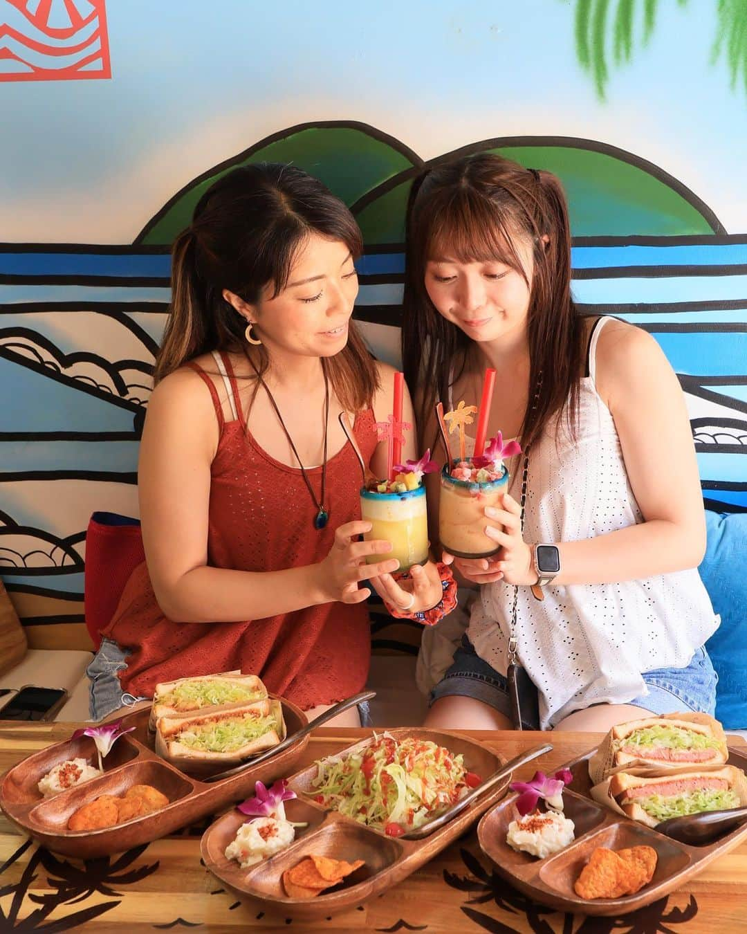 星那美月さんのインスタグラム写真 - (星那美月Instagram)「石垣島のランチはタコライス〜😚🏝🍹  場所はユーグレナモールや離島ターミナルからすぐ！！ 可愛い店内が魅力的な映えスポット🥺🌺  オリジナルミートとシャキシャキレタスのタコライスや、タコライスサンド、スパムチーズサンドから選べます🍽  スムージーもトロピカル〜🍑🍉🍋🍓🫐  ご馳走様でした！  PR @islandgallery.ishigaki #石垣島カフェ #石垣島BAR #石垣島ランチ #タコライス #インスタ映えカフェ #アイランドギャラリー #石垣島」5月29日 17時46分 - mitsukihoshina