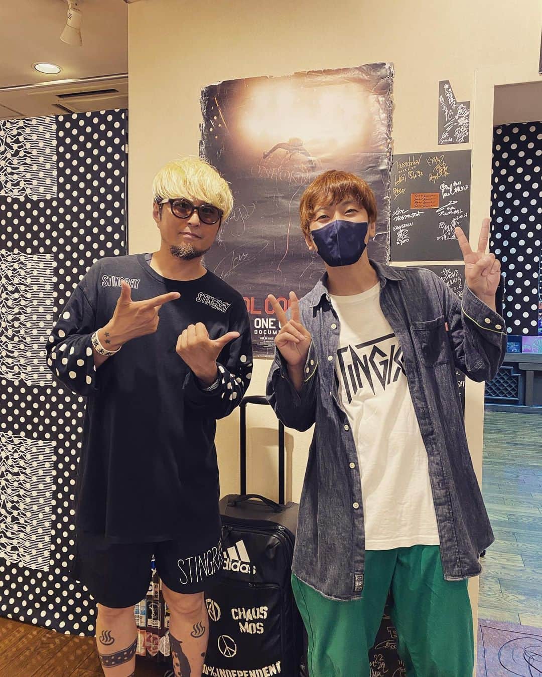 のインスタグラム：「【神戸サウシュー写真展&STINGRAYゲスト】 神戸サウシュー写真展&STINGRAYショップにSABOTENのボーカル＆ギターのキヨシが遊びに来てくれました！ありがとうございました！ #サウシュー　#STINGRAY  #神戸　#saboten #サボテン」