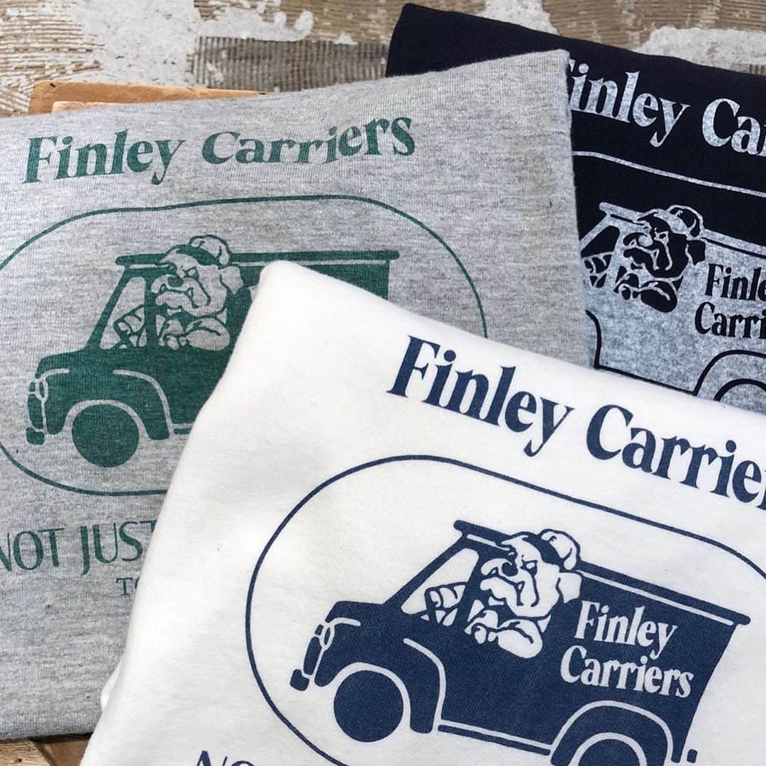 parici_officialさんのインスタグラム写真 - (parici_officialInstagram)「. 🚚🚚🚚  "finley carriers"という架空の運送会社のロゴをつくり、プリントTシャツにしました。 ムスッとしているように見えるブルドックのドライバーですが、荷物はしっかり大切に運んでくれる、信頼できる会社です(きっと)。  カラーによって、性格が違いそうなブルドックの表情もたのしみながら選んでください。  [PAR ICI] ・50-01-CT-028-23-1 finley carriers Tシャツ ¥6,380  #parici #23ss #プリントT #ブルドック #🐶」5月29日 17時47分 - parici_official