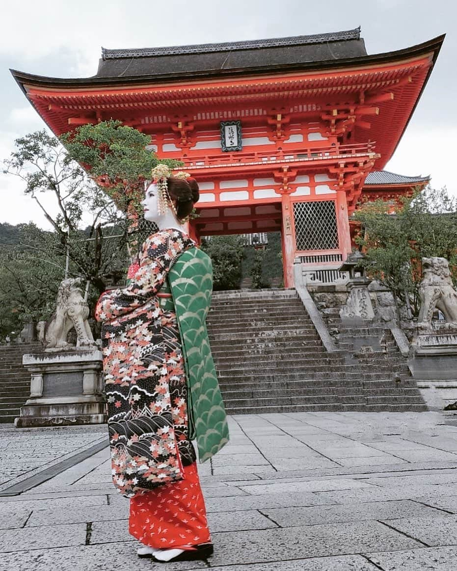 小澤マリアのインスタグラム：「京都で舞子さん体験したの楽しかったな💚 Maria becoming Maiko for the day 👘  #japan #kyoto #maikosan #kiyomizudera #kiyomizutemple #model #pr #influencer #mariaozawa #japaneseculture #japanese #京都 #舞子 #小澤マリア」