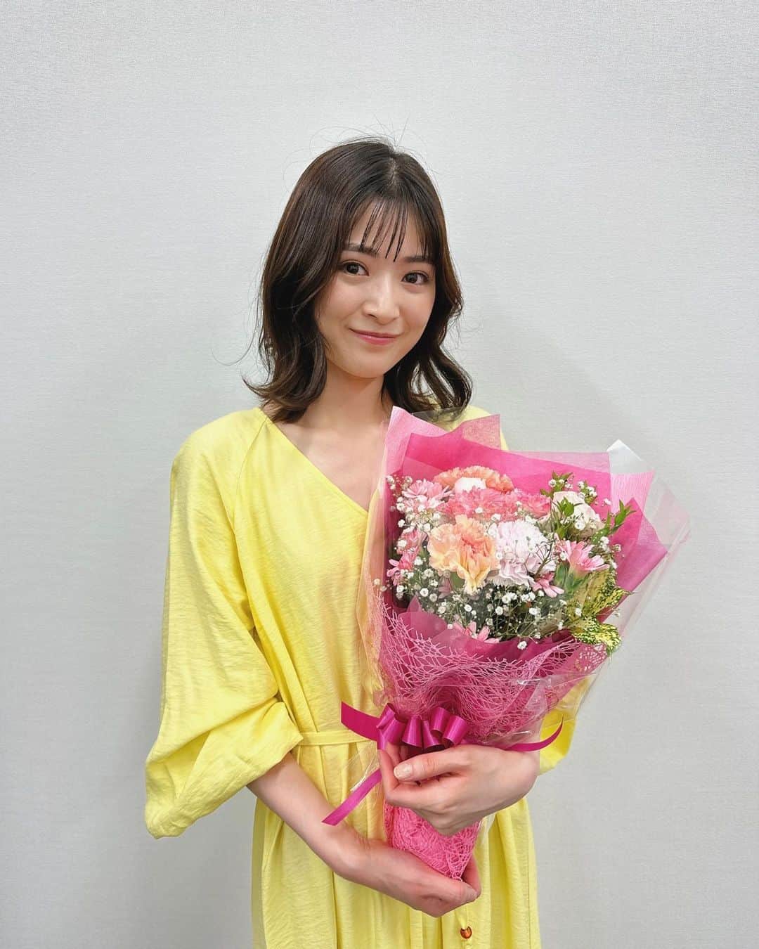 優希美青のインスタグラム：「💐💛  無事クランクアップ☺︎  お知らせはまた今度☺️  かわいいお花と黄色がいい感じだったので📸💛  #HM」