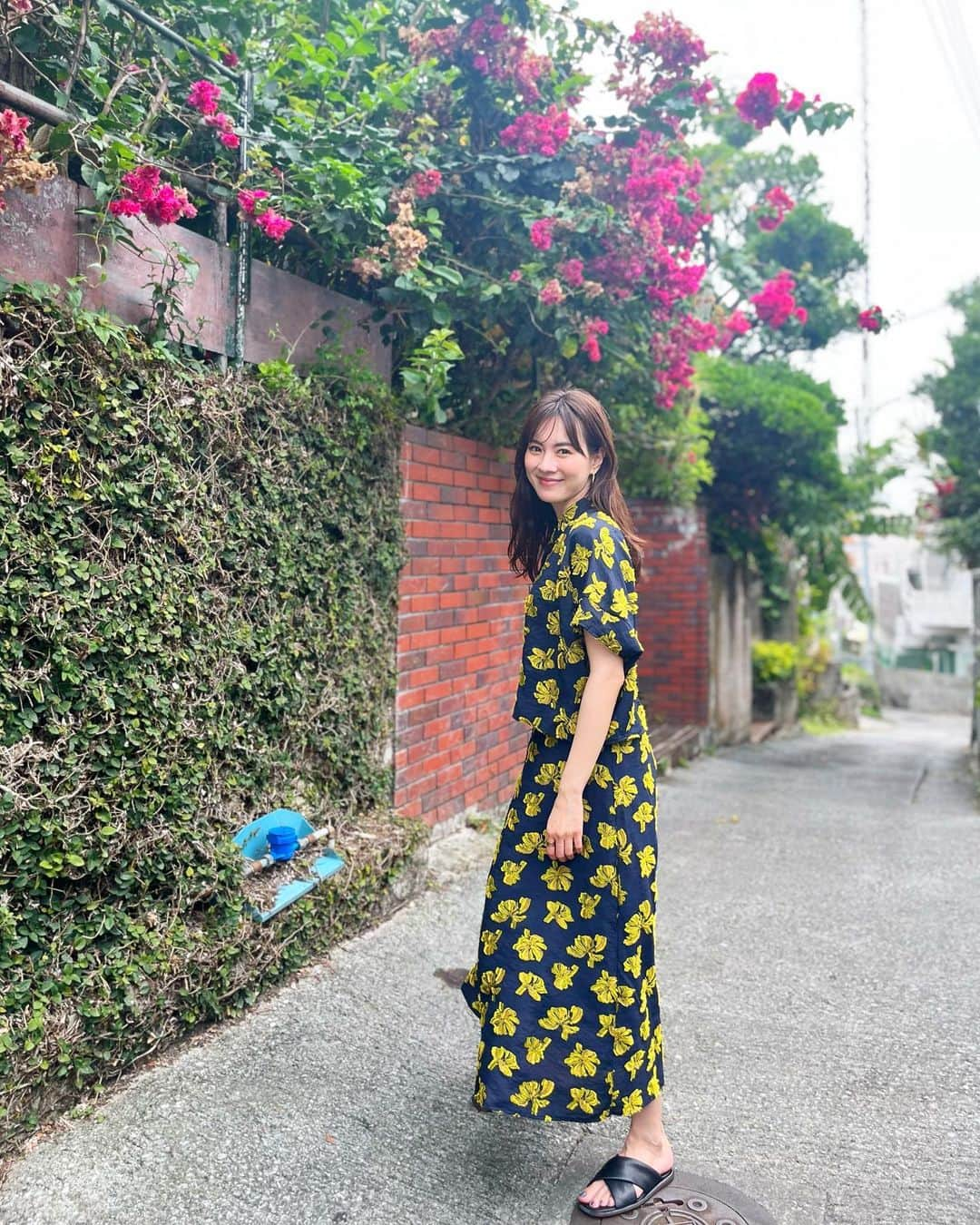 安座間美優さんのインスタグラム写真 - (安座間美優Instagram)「🌺🍻🍜👗🌴  週末沖縄に帰省してました！  おにゅーの @midiumisolid_official のセットアップ、絶対沖縄にピッタリだと思ったんだ💛  ご機嫌♬  　 いつものように飲んで食べての毎日でしたが、今回1番感動したのは、初めて食べた東江そばの冷やし中華！  冷やし中華に沖縄そばの麺を使っていて、それがもちもちちゅるちゅるですんごく美味しいの✨  新たな発見でした。  家でもやってみよー😋  　 ギリギリ台風前に帰ってこられました。  みなさんこれから近づいてくる台風に気をつけてくださいね！  #みゅう旅#みゅうfashion#沖縄#okinawa」5月29日 17時48分 - mew_azama