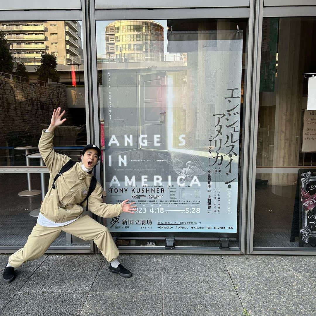 岩永徹也さんのインスタグラム写真 - (岩永徹也Instagram)「今のこの気持ちは“今“ちゃんと記そうと思って文章を書いていたのですが、なかなかまとまらず…📝 でも雨は降り止まないので、めげずに投稿します！  舞台　#エンジェルスインアメリカ  昨日、無事に東京公演千穐楽を迎え、たくさんの祝福とともに幕を閉じました。 東京全42公演、ご来場いただいたすべてのお客様、本当に本当にありがとうございました。👏  昨日のカーテンコールでは 本当にすんごい光景を見せていただき、人間の力というか、エネルギーそのものが、ぐわぁ〜とダイレクトに身体に響いて、それこそ視界が黄金色に染まってキラキラ輝くというか、生命の輝きというか、もう、本当に形容しようがなくて、、、結局今もうまく説明できないんですけど。笑 それでも、お辞儀した時に自分の足がこの場にしっかりと立てていることを認識して実感して、溢れ出てくるものを止められなくて、、感極まっちゃったんですが…(メソメソしちゃってすみません。) ご来場いただいたすべての皆様に、今、この作品をお届けできたこと、 観て頂けたことを本当に嬉しく思います。 そして、最後まで全力で走り抜けた演者、スタッフ、新国立劇場、すべての関係者の皆さん！！！ 本当に頼もしくて愉快で豪快で優しくて、毎日毎日刺激的でパワフルな日々をご一緒出来て幸せでした！！ この作品に触れたすべての皆様に感謝してます。  いや、…まだ終わりません。むしろこれからです。🚢 お次は豊橋。近郊の方々は待ちわびてくれているはず。(ですよね？そうであって欲しい。) 6月3日は豊橋で1部2部の通し上演。  僕たちは(も)進み続けています。変化を恐れずに。 定期券で通うほど慣れ親しんだ新国立劇場から、とよはし芸術劇場PLATに移動し、そこで何が待ち受けているのか、期待と不安を持ち合わせ、 でも、絶対に豊橋の皆さんにも楽しんでいただける！素晴らしい空間を共に創り上げることができる！という希望と東京公演で培った自信を持って臨みます！  ですから、皆さま。豊橋近郊の方、もう一度観たい!のリピーターさんや、東京公演観に行けなかったチキショーな方々、 ぜひ、6月3日は豊橋のとよはし芸術劇場PLATにお越しください。 皆様のご来場を心よりお待ちしております。  所変われば品変わる、じゃないですが、 新たな地で、新たな発見が見つかるようなワクワクを、 その旅を、 皆様とご一緒出来たら嬉しいです。  毎度長々と書いちゃってすみません😂 意味不明なところはスルーしちゃってください。😂 最後まで読んでいただきありがとうございます。  東京公演、本当に、本当に、  ありがとうございました！！！  岩永達也  #エンジェルスインアメリカ #AngelsInAmerica #新国立劇場小劇場  #演劇 #東京千穐楽  #トニークシュナー #小田島創志 #上村聡史 #浅野雅博 #岩永達也 #長村航希 #坂本慶介 #鈴木杏 #那須佐代子 #水夏希 #山西惇   #拡がれエンジェルスインアメリカ」5月29日 17時49分 - iwanaga.bro