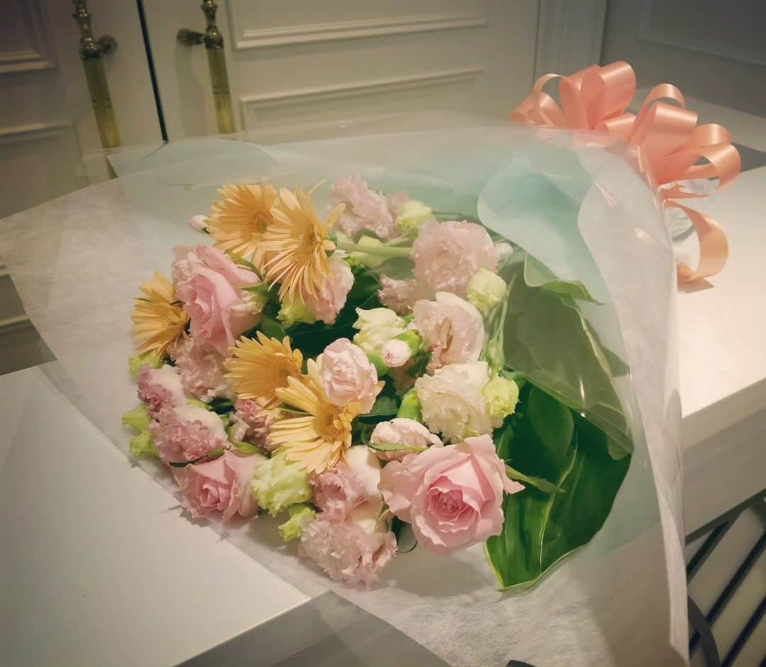 ホテルモントレ大阪 ブライダルサロンのインスタグラム：「ご両親への贈呈用花束です。 画像は淡いピンクや淡いオレンジなど、やさしい色目のお花で出来ています。 ご両親のお好きな色の組合せで、感謝の思いと共にお花をプレゼントしてはいかがでしょうか？  #ピンク#オレンジ#贈呈#ご両親#花束#感謝#思い#バラ#トルコキキョウ#anthes#モントレ大阪#梅田#結婚式#大阪#ウェディング#アンティーク#ホテル#モントレ#wedding」
