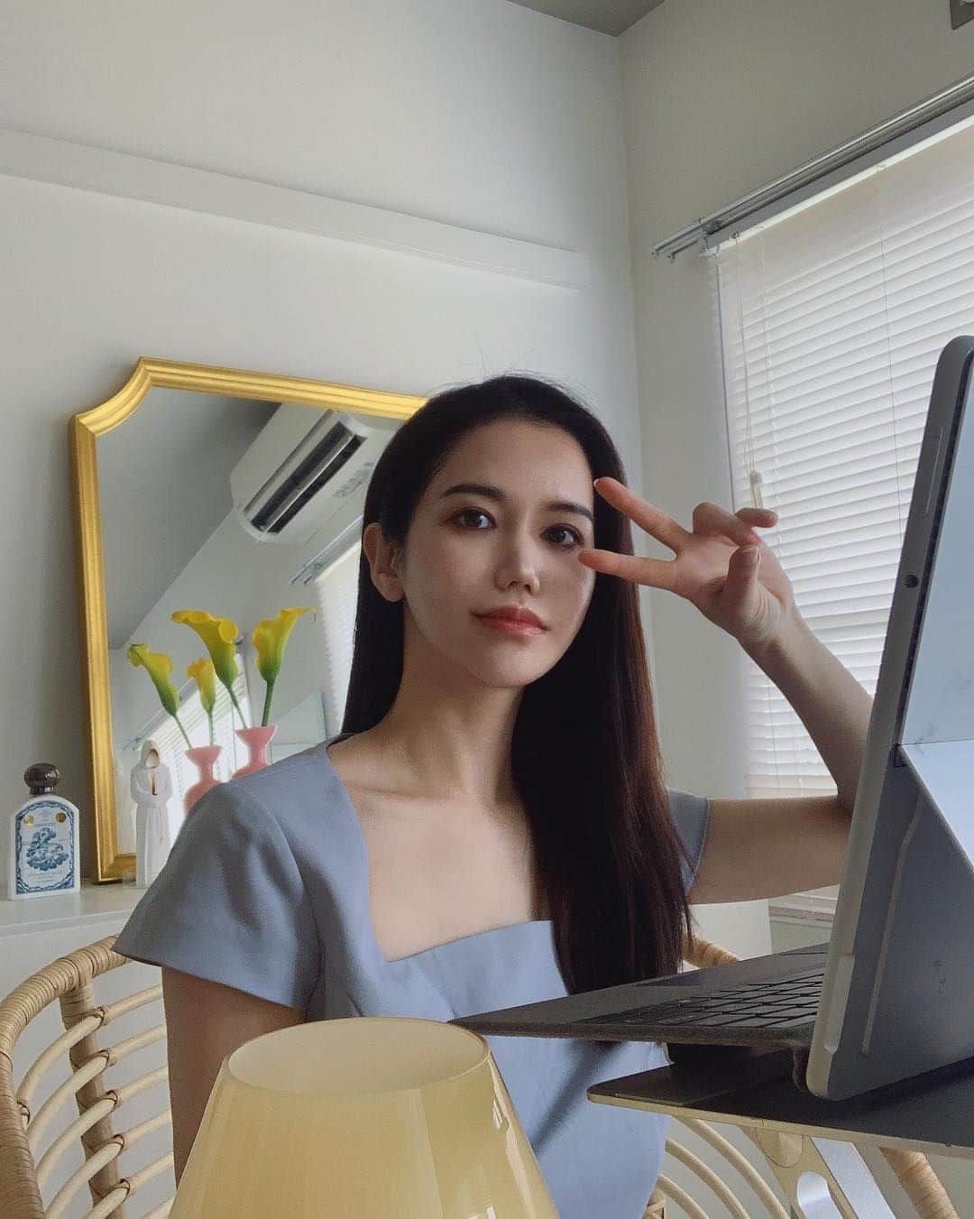 尾島沙緒里のインスタグラム：「アナウンサー友達と一緒に、オンラインでオーディション面接の練習をしました 自分の長所や、いざという時の返答など、考えていても実際やってみると難しいんですよね...  私は事前に一問一答を作って、基本的な回答は暗記しています📝 あと頭の中でいくら考えても実際に口に出すと滅茶苦茶だったりするので、話して伝える物は一回口に出すようにしています  #フリーアナウンサー #アナウンサー #女子アナ #女子アナウンサー  @b_b_j.j   他の投稿はこちら ▷▷▷@ojimasaori__newscaster」