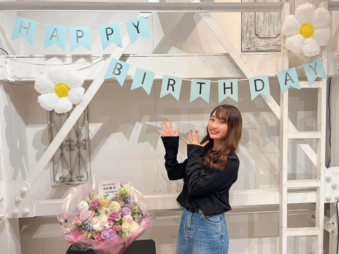 若松愛里さんのインスタグラム写真 - (若松愛里Instagram)「Imai Hitomi Birthday event＊ 2023年5月28日(日)1部  ひーちゃんバースデーイベントに ゲストMCとして呼んでもらいました〜✨  主役のひーちゃんにゲストは円ちゃんと ここ最近一緒に #みんぱ で仲を深めたメンツ！  というだけあり、家族でお祝いするような アットホームなイベント感でした☺️  MCということでタイムキーパーの役割を担っていたのですが、 時計を忘れる致命傷😇 会場さんの時計をお借りしました！(良かった笑)  1部はトークコーナーにLIVE、抽選コーナーがありました◎ 事前に募集した質問にお答えしたよ！  イベントの度に思いますが質問ありがとうです！ そして一つのお題を満足いくまで喋りすぎちゃってすみません😅  あの、いつか、はい！お答えします！！！ (イベントはすでに終わった。。)  LIVEコーナーは 3人で3曲、2人で1曲ずつ ひーちゃんのお客様にとってはエモエモだったと嬉しいなあと。笑  みんなペンライト持参優秀すぎでした！最高\( ˆoˆ )/ ありがとうございます！！  すごく綺麗な景色でした😍 指揮者楽しみすぎて皆さんの分も全身で盛り上がりました！！！  コールもありがとうございました！ 声出し、ばっちしOKになった時にみんなでやりたいですね☺️👍🏻  ひーちゃんが涙を流すほどのイベントができたのは皆さんのおかげです！歌詞にもあったけれどお隣でお祝いできることを本当に幸せに思ったイベントでした☺️  あ、なんだか抽選コーナーは思いもよらぬ出来事に なんだか4人でやったよ！みたいな色紙ができあがってましたね笑  びっくりだす😳😳😳 それも貴重な思い出ですね！ 当たった方は大切にしてくれたら嬉しいです☺️  チェキ会の時に当たった方へ写真良いですか？って 色紙撮ってくれていて嬉しいなあって思いました💭  若松さんクオリティでその場の楽しさを優先したところ押し押しでしたが、円ちゃんのおかげでどうにか全コーナーいけましたね！はい！さすがタイムキーパー。。弟子入り案件ですね😇  2部はいかに！！  また投稿しまっす！よいしょ〜(ひーちゃん風)  #生誕 #イベント #生誕祭#今井瞳生誕祭2023  #トーク #歌 #抽選 #お誕生日 #おめでとう #誕生日 #お祝い #祝 #新宿 #44 #FANTASY #ホール #ゲスト #MC #若松愛里 #Birthday #event #talk #sing #live #corner」5月29日 18時00分 - wakamatsuairi_official