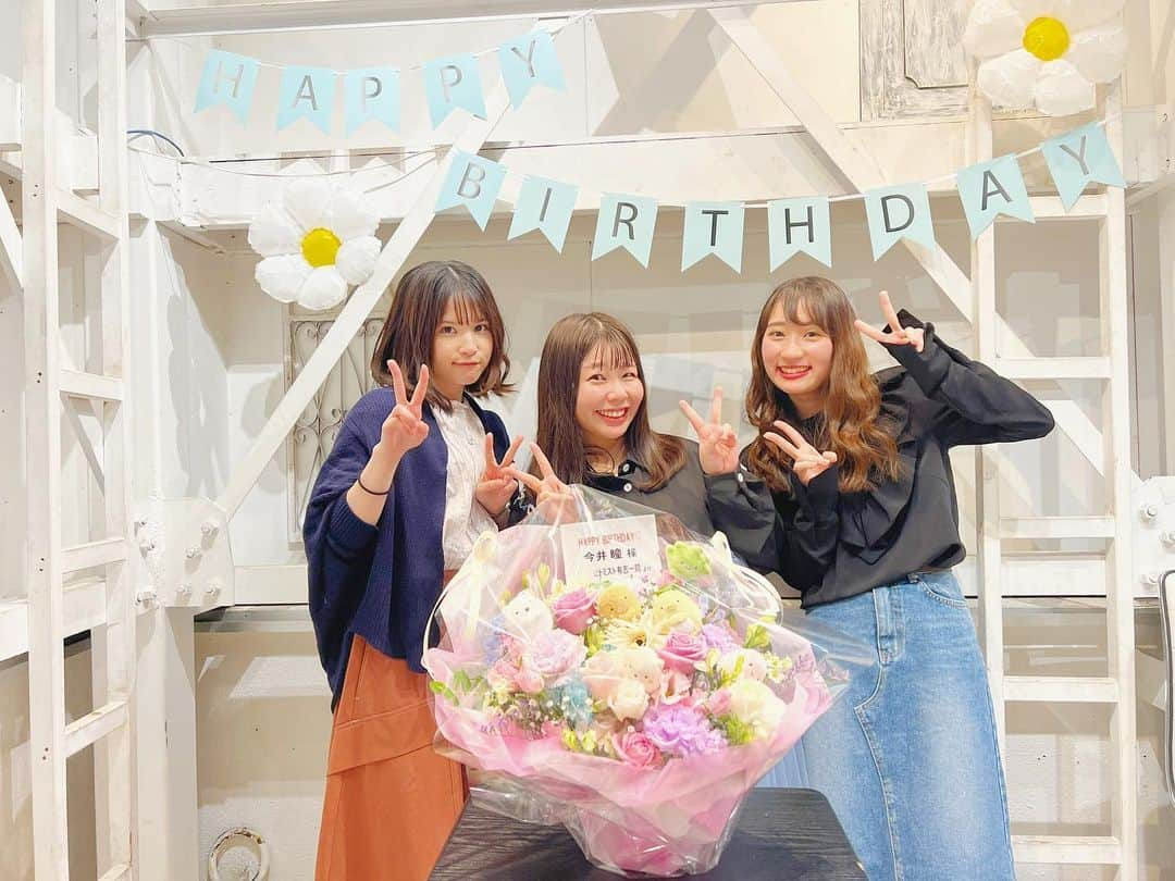 若松愛里さんのインスタグラム写真 - (若松愛里Instagram)「Imai Hitomi Birthday event＊ 2023年5月28日(日)1部  ひーちゃんバースデーイベントに ゲストMCとして呼んでもらいました〜✨  主役のひーちゃんにゲストは円ちゃんと ここ最近一緒に #みんぱ で仲を深めたメンツ！  というだけあり、家族でお祝いするような アットホームなイベント感でした☺️  MCということでタイムキーパーの役割を担っていたのですが、 時計を忘れる致命傷😇 会場さんの時計をお借りしました！(良かった笑)  1部はトークコーナーにLIVE、抽選コーナーがありました◎ 事前に募集した質問にお答えしたよ！  イベントの度に思いますが質問ありがとうです！ そして一つのお題を満足いくまで喋りすぎちゃってすみません😅  あの、いつか、はい！お答えします！！！ (イベントはすでに終わった。。)  LIVEコーナーは 3人で3曲、2人で1曲ずつ ひーちゃんのお客様にとってはエモエモだったと嬉しいなあと。笑  みんなペンライト持参優秀すぎでした！最高\( ˆoˆ )/ ありがとうございます！！  すごく綺麗な景色でした😍 指揮者楽しみすぎて皆さんの分も全身で盛り上がりました！！！  コールもありがとうございました！ 声出し、ばっちしOKになった時にみんなでやりたいですね☺️👍🏻  ひーちゃんが涙を流すほどのイベントができたのは皆さんのおかげです！歌詞にもあったけれどお隣でお祝いできることを本当に幸せに思ったイベントでした☺️  あ、なんだか抽選コーナーは思いもよらぬ出来事に なんだか4人でやったよ！みたいな色紙ができあがってましたね笑  びっくりだす😳😳😳 それも貴重な思い出ですね！ 当たった方は大切にしてくれたら嬉しいです☺️  チェキ会の時に当たった方へ写真良いですか？って 色紙撮ってくれていて嬉しいなあって思いました💭  若松さんクオリティでその場の楽しさを優先したところ押し押しでしたが、円ちゃんのおかげでどうにか全コーナーいけましたね！はい！さすがタイムキーパー。。弟子入り案件ですね😇  2部はいかに！！  また投稿しまっす！よいしょ〜(ひーちゃん風)  #生誕 #イベント #生誕祭#今井瞳生誕祭2023  #トーク #歌 #抽選 #お誕生日 #おめでとう #誕生日 #お祝い #祝 #新宿 #44 #FANTASY #ホール #ゲスト #MC #若松愛里 #Birthday #event #talk #sing #live #corner」5月29日 18時00分 - wakamatsuairi_official