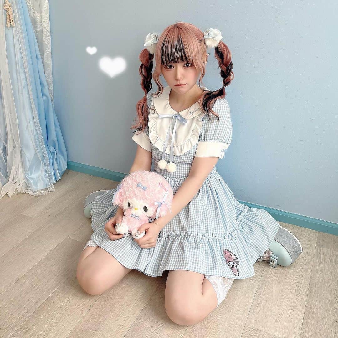 さきちゃんのインスタグラム：「ㅤㅤㅤㅤㅤㅤㅤㅤㅤㅤㅤㅤㅤ 🎀マイスウィートピアノ×AnkRouge ×Bemqin🎀 Collaboration Onepiece🎵💭 . だいすきなピアノちゃんとのコラボアイテム、 ついに発売が決定致しました(T . T)💕💕 . 今回わたしも企画に参加させて頂いております！🥹 大好きでたまらないピアノちゃんとの コラボレーション企画に携わらせていただけたこと、 コラボしたお洋服がこの世に存在していること、 とっても幸せです😭夢みたい😭💕 . 私の好きが、実際に形になり皆様にお届けできること、 本当に幸せです（ ; ; ）💕 . とってもかわいくて素敵な、特別な一着になっております🩰💭 ピアノちゃんのことが好きな方々や、それ以外の方にも お届けできたらうれしいです❤︎  . 💙6/2(fri)18:00-21:00💙 Jamieエーエヌケーラフォーレ原宿店にてお披露目させて頂きます❤︎ ⚠️入場には招待状が必要になります。ご来場予定のお客様はご連絡ください。 . . 🎀AnkRouge店舗🎀 6月下旬販売スタート❤︎ . 🎵公式通販サイトailand🎵 6/23 12:00〜先行予約スタート❤︎ . . #ankrouge #アンクルージュ #bemqin #マイスウィートピアノ #ピアノちゃん #ピアノちゃんコラボ #マイメロディ #サンリオキャラクターズ #サンリオ #sanrio #mysweetpiano #mymelody」
