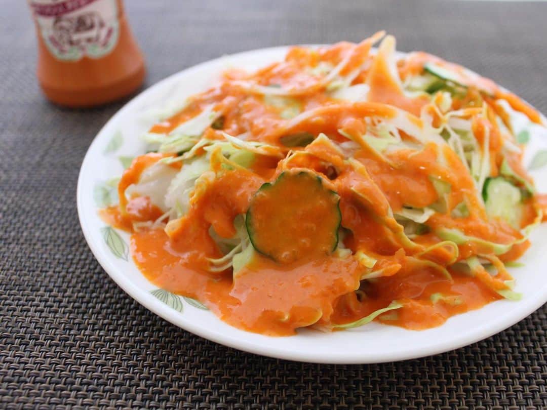印度カリー子さんのインスタグラム写真 - (印度カリー子Instagram)「インドカレー屋さんのサラダ。  オレンジ色のドレッシングが謎に美味しいやつ。  お店ごとに少しずつ異なるんだけど、大体ベースは同じ。  これが無限に楽しめるドレッシングをカルディで発見！！  甘くておいしい！！  インドカレー屋さん超えてる？笑  めっちゃこの味好きだわ…何にでも合う。  我が家も業務用で買いたいです！笑  #謎ドレッシング」5月29日 18時00分 - indocurryko