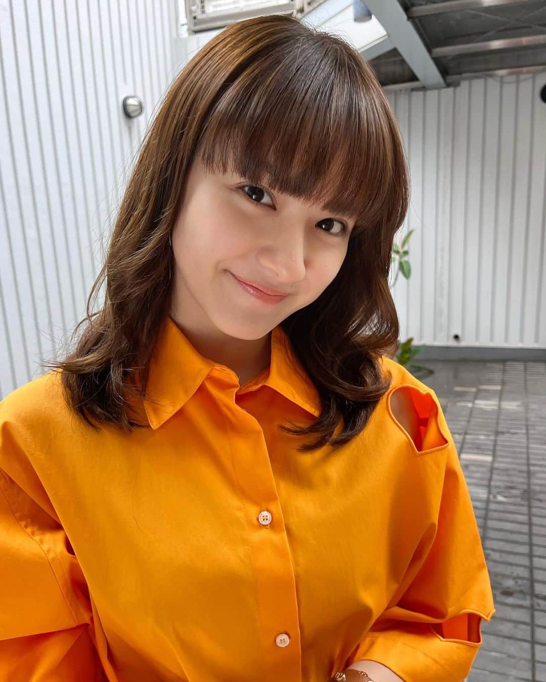 平祐奈のインスタグラム：「🧡🧡🧡 最近は重め前髪がマイブーム☺︎  今夜10:30~『半熟ファミリア』9皿目です🐣 ぜひみてねっ。  (あー！ニキパ貼ってるのバレるから 鼻にはズームしないでねー笑)」