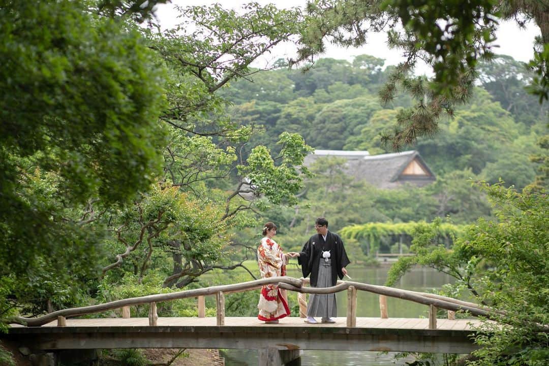 Authentique Authentiqueさんのインスタグラム写真 - (Authentique AuthentiqueInstagram)「. Authentique Yokohama Special Photo   日本古来から続く伝統を感じて頂ける日本庭園。 四季折々の草花を感じて頂ける新緑の季節が特におすすめです。  -------------------------------------------  ☑︎7月8月9月平日限定特別特典 ・ドレスタキシード1点¥297,000 　店内&ロケーションフォトプラン 　→ドレスもう1点フリーセレクトプレゼント(5万円相当) ・和装1点¥319,000 　ロケーションフォトプラン 　→レンタル色小物トータルコーディネート 　フリーセレクトプレゼント(5万円相当)  ※10月以降をご希望の場合、通常通りオプション追加となります。  詳しくはHP内フォトプランページをご確認いただき、 お問い合わせフォームよりAuthentique横浜へお問合せ下さい。  大変ご好評頂いておりますため、空き状況は流動的となります。 予めご了承くださいませ。  Authentique Yokohama 神奈川県横浜市西区みなとみらい2-3-2 みなとみらい東急スクエア①3F 045-227-6301  @authentique_weddingdress    #オーセンティックな花嫁 をつけて、 ぜひ素敵なお写真をシェアしてください🕊  #ウエディングドレス #ウェディングドレス #フォトウエディング  #weddingphotography  #weddingphoto  #インポートドレス #オーセンティック横浜」5月29日 18時01分 - authentique_weddingdress