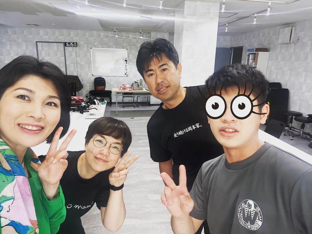 岡本安代のインスタグラム：「【ありがとうございました！】 4年ぶりのリアル開催となった 『ヤスヨちゃんといっしょ』が無事に終了しました！  緊急開催にも関わらず、県内外から駆け付けて下さり、感謝感激！ ありがとうございました！  舞台CHICACOについて語り尽くした円城寺華子な私(￣∇￣)  興奮と感動をみんなで分かち合い、たくさん愛と涙を交換しました！ 参加頂いた皆さん、ありがとうございました! 快く力を貸してくれたスマイルママのカマちゃん！大阪から駆けつけてくれたー！☆*:.｡. o(≧▽≦)o .｡.:*☆ パパ、タイDも手伝ってくれて感謝、感謝でした！  ありがとうございました！  CHICACO DVDはいよいよ今月末5/31が〆切です  https://www.quartet-online.net/ticket/chicaco2023?om=cwdihhd  #岡本安代 #アナウンサーから女優へ  #走り続ける岡本家 #５人の子育てママウンサー  #ヤスヨちゃんといっしょ #スマイルママ #カマちゃん」