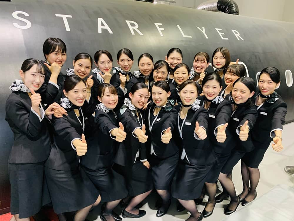 スターフライヤーさんのインスタグラム写真 - (スターフライヤーInstagram)「【輝く、新人CAデビュー】 皆さん、こんにちは！ SNS担当CAのTとOです💁🏻‍♀️  先日、2ヶ月半に及ぶ #CA訓練生 の養成座学訓練が修了しました。 保安・接遇に関する学びを経て、これからOJT(乗務訓練)に入る20名のCAのたまご達。 一人ひとりが輝きを放つ星のようでした。✨ #ムーンスター さんからご提供いただいた『sugata』のパンプスで、足元から美しくお迎えしてくれました。  OJTに向けて、3名の訓練生に意気込みを聞いてみました！  どうぞ、あたたかいエールをお願いします！📣 ----------☆-----------☆-------------☆---------- p.s.訓練の様子をみて、私達も初心を思い出しました。一緒に乗務できる日を、心から楽しみにしています。 #スターフライヤー  #星悦航空  #客室乗務員 #sugata」5月29日 18時00分 - starflyerjapan