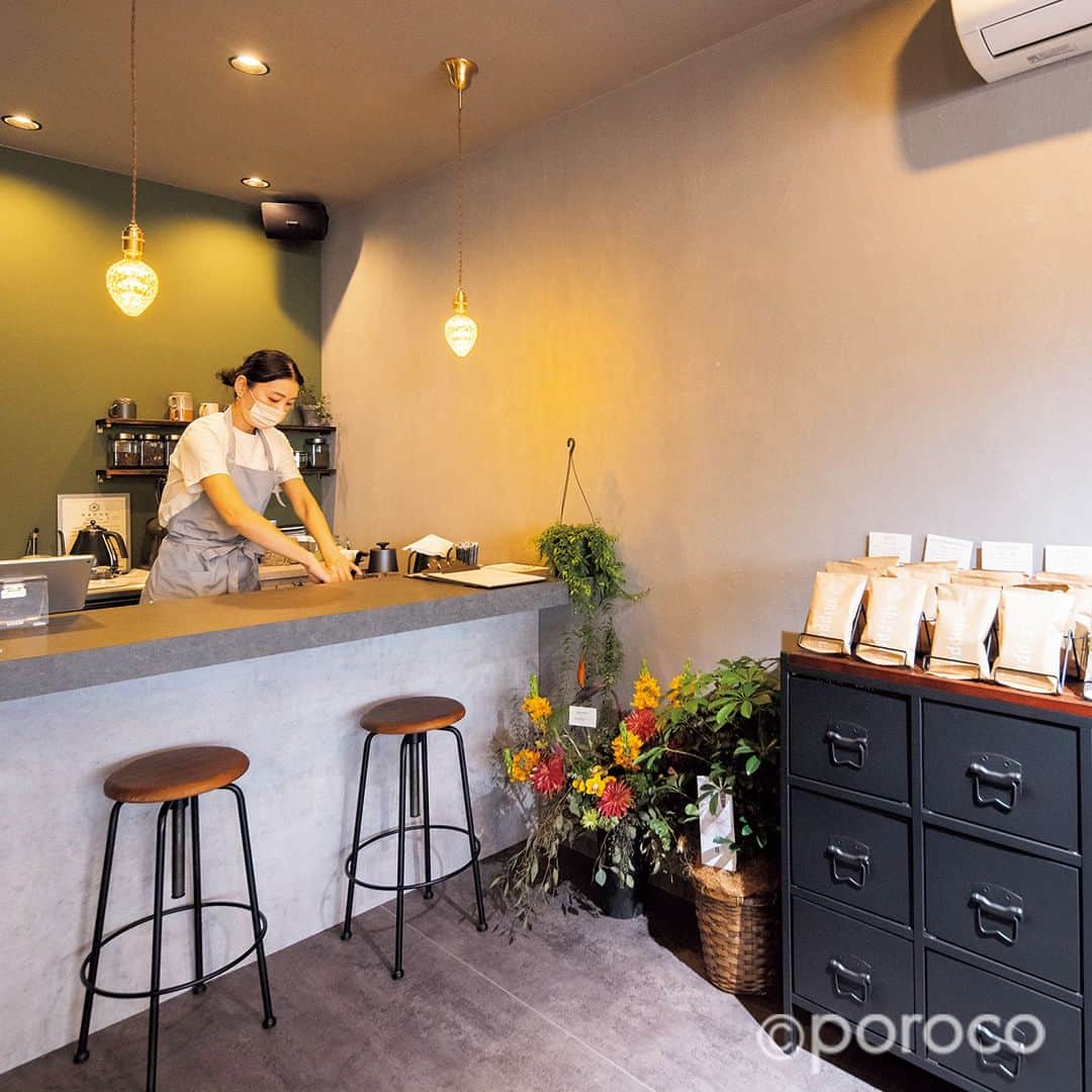 poroco（ポロコ）さんのインスタグラム写真 - (poroco（ポロコ）Instagram)「￨ 2023.4.18オープン✨￨ shippou . 飲みくらべて豊かな個性を実感 スペシャルティコーヒー＆日本茶 . 厳選したスペシャルティコーヒーと日本茶を楽しめるカフェは、数量限定の定食も話題。「お客様のサードプレイスになれば」との店主の言葉通り、心地いいBGMが流れる店内はこだわりのインテリアも魅力の一つ。シンプルながら素材の魅力が詰まったメニューに、何度でも通いたくなる。 . ①「煎茶飲みくらべセット」1,430円。鹿児島の知覧茶専門店から仕入れる煎茶を茶菓子とともに。 . ② 食感と香ばしさが際立つ「アイス最中」480円。写真は「黒ゴマ」。ドリップコーヒー550円～。 . ③「今日のshippouごはん」1,200円～。メインは日替わりで魚か肉料理が楽しめる。 . 落ち着いた空間でお茶とお菓子をじっくり味わう、幸せな時間を過ごせます（編集SS) . 詳細はporoco WEBサイトに掲載❗️ ---------------------------------------------- shippou（シッポウ） 📍札幌市豊平区中の島1条2丁目2-7 中の島メトロビル2 🕒11：30～20：00　LOフード19：00・ドリンク19：30 休：火曜、ほか不定休あり 🅿︎ なし @cafe_shippou  ---------------------------------------------- photo by Koki Yoshida (studio green) #shippou #日本茶 #日本茶カフェ #スペシャルティコーヒー #札幌新店情報 #newopen #札幌ランチ #札幌グルメ #札幌カフェ #LOVE札幌豊平区 #poroco #中の島」5月29日 18時00分 - poroco_magazine