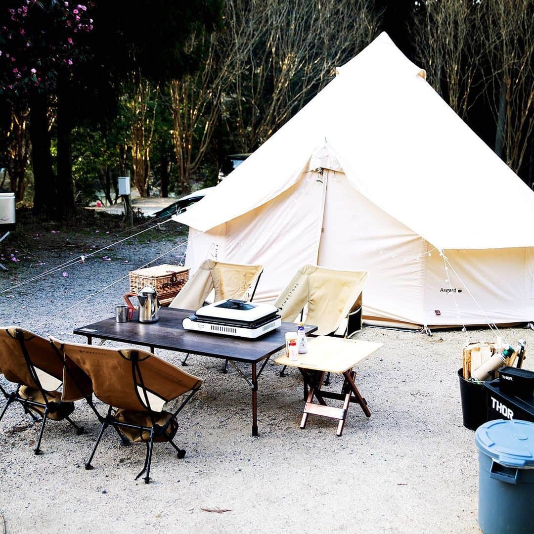 キャンプ情報サイト［ランタン］さんのインスタグラム写真 - (キャンプ情報サイト［ランタン］Instagram)「CAMP SMILE STYLE ／ 高規格キャンプ場で安心ファミリーキャンプ！ のびのび遊ぶ子供たちの成長が楽しみ ＼ いろんなキャンパーのキャンプスタイルを現地取材と一般キャンパーからの投稿で数多く掲載してます。 . . 詳しくは @lantern.camp webサイトをご覧ください . . #camp #camping #camplife #outdoor #travel #trip #lantern_smile #キャンプ #キャンプ用品 #アウトドア #テント #自然 #旅行 #キャンプ初心者 #キャンプ好きな人と繋がりたい #アウトドア好きな人と繋がりたい #camper #外遊び #キャンプスタイル #かぶとの森テラス #ファミリーキャンプ #ファミキャン #Nordisk #ノルディスク #アスガルド #THOR #ソー #coleman #コールマン」5月29日 18時02分 - lantern.camp