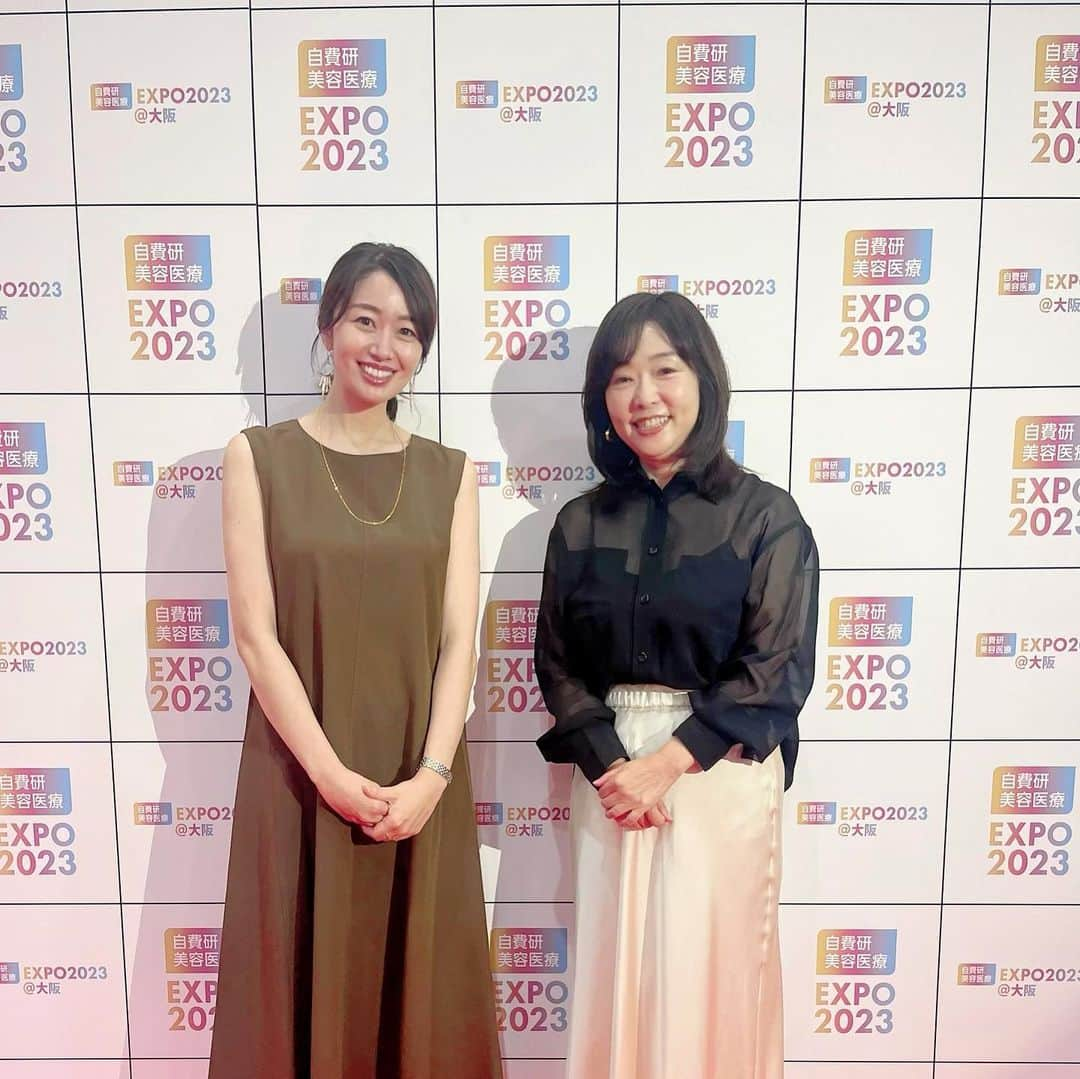 香山ひとみのインスタグラム：「先日大阪で開催された 「自費研 美容医療EXPO 2023」 @biyouiryouexpo  での タレントの有村藍里さん 美容ジャーナリストの天野佳代子さん のスペシャルトークショー司会を担当しました🎤✨  お二人目は「奇跡の66歳」と注目される天野佳代子さん。@kayoko_amano0212  年齢を疑いたくなるその美肌はもちろん、積み上げてきたキャリアもすごく、20代から音楽業界広報誌やファッション誌ライター、「美的」美容ライター・編集、 そして、60才にして「美的GRAND」の創刊兼編集長に就任された、バリバリのお方。 大変お忙しい中でも、 綺麗なお肌を作り上げてきた秘訣を伺いました✨  20〜60代の各年代のお肌の変化や、 ケアについて面白いお話を沢山聞けて、  ●20代までは日焼けたくさんしていた →ケアは30代からでも全然遅くはない ●美容医療でシミケアを一度でもしてみて、その後普段のスキンケアの継続が大切 →月一回行かなきゃ。。よりも、まずは一回でも、半年に一回でもいい ●大きく変化を感じるのは40代。 ●20代からやっていてよかったのは「アイケア」。これだけは早ければ早く！  何を聞いても、 詳しくサクサクと気持ちよく答えてくださり、盛り沢山の40分でした✨  また、多くの方が気になるところだと思うんですが、 「多くの美容医療、何か一つだけ！で選ぶなら？」 「綺麗に年を重ねてる女性と、若作りの差ってなんだろう」 という話題になったとき、  『“透明感”が一番だと思う。 年齢を重ねての形状の変化はある程度仕方ない（たるみやシワなど）と考えていて、そこに何か入れたり過度な対策をするより、肌の透明感があるだけで、年齢を感じさせずに無理してないお肌になるんじゃないか』 とのお話をしてくださり、 数多くある美容医療で迷うこともありますが、一つの指南となる話をうかがえたと印象に残りました。  また天野さんにお会いする前は、 その経歴からものすごい強い女性を想像したのですが（笑）、 とても朗らかで、柔らかくて、お話ししやすく、女性として憧れるなぁと思えるめちゃめちゃ素敵な方でした☺️✨  なんだか普段こんなにお仕事の投稿してないのに、 ずいぶん長い投稿を二連続で書いてしまいました。笑 美容医療EXPO、次は12月に東京で開催されるそうなので、ご興味ある方はぜひ！ とても参考になるイベントだと思います😆✨  #美容医療EXPO #美容医療EXPO2023 #自費研 #自費研美容医療 #美容医療 #天野佳代子 さん  #トークショー #司会 #MC」