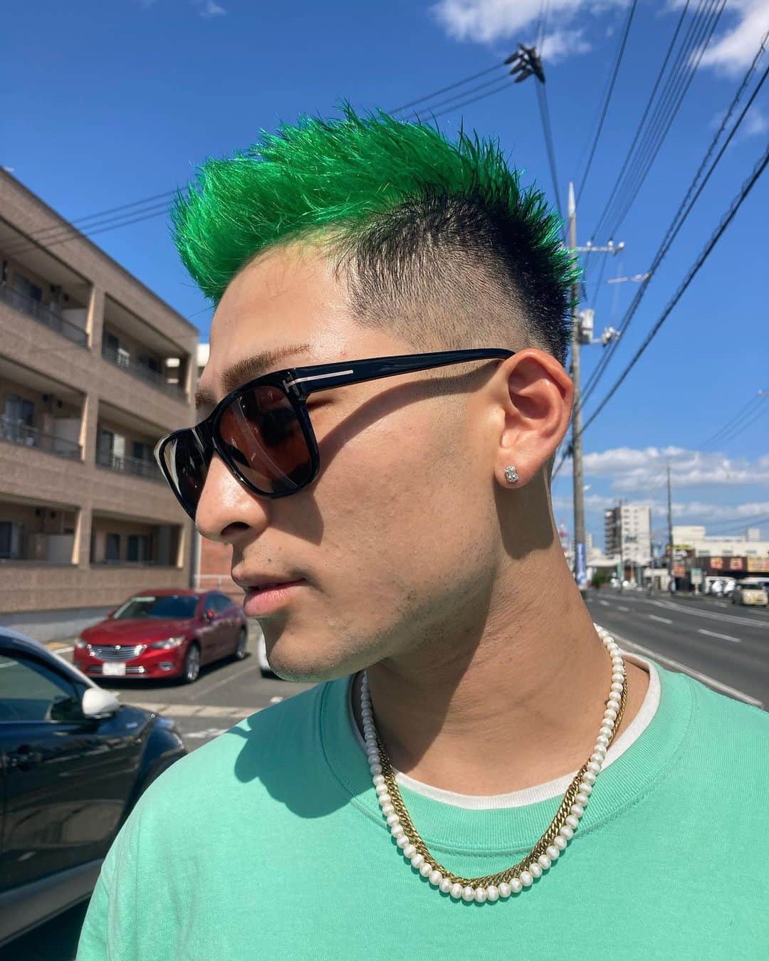 JustIn (ジャスティン)のインスタグラム：「@northernblue_55 さんにヘアカットカラーして頂きました！  最近美容に目覚めてて、 色々教えていただきました！ ありがとうございました！  #ヘアカット #緑髪 #岡山 #ジャスティン #緑の人 #日本一周 #キャンピングカー」