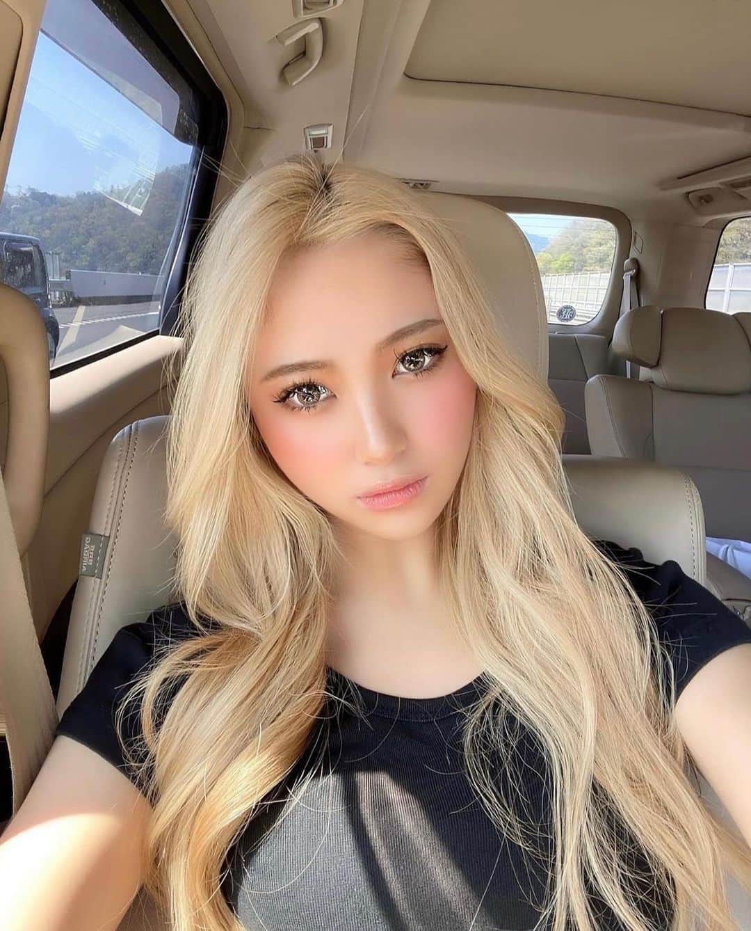 美女美容事情さんのインスタグラム写真 - (美女美容事情Instagram)「《かわいいギャル😍💛》⁠ *⠀⠀⠀⠀⠀⠀⁠⠀⁠⠀⁠⠀⁠⠀⁠  今回ご紹介させて頂きますのは!!👀❤️⁠⠀⁠⠀⁠⠀⁠⠀⁠ 実緒🦎さん の素敵なお写真📸⠀⁠⠀⁠⠀⁠ *⠀⁠  ハイトーンカラーがめちゃ ...