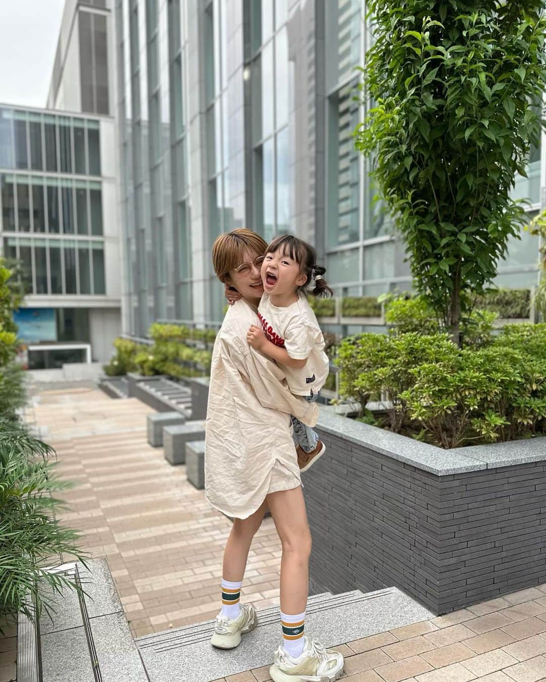 長谷川あやのインスタグラム：「・ 先日のお散歩👧👩‍🦰✌️ （写真みて気づいたけどしばってたから シャツにめっっっちゃ跡ついてる、、、笑）  この日はインフルエンサーコラボシリーズが 人気と噂のしまむらのコラボ靴下を🧦 @grshimamura  同じ靴でも靴下1つで がらっと印象がかわりますよね👏✨  限定店舗で購入できるみたいなので ぜひチェックしてみてください😌✨ （プチプラなのも嬉しいポイント🫰）  -Kiravie×SANAコラボ靴下- 🧦〈TT*SANACSランダムC〉 中黒　445-1718 本体¥290（税込¥319） 🧦〈TT*SANACSバックM〉 中黒　445-1678 本体¥290（税込¥319） 🧦〈TT*SANACSライン〉 中緑　445-1740 本体¥290（税込¥319） 🧦〈TT*SANACSタイダイ〉 淡青　445-1818 本体¥290（税込¥319）  #しまむら靴下#kiravie#しまむらコーデ#しまパト#しまむら購入品#しまむら#しまむらコラボ#しまむらパトロール#靴下コーデ#子供のいる生活#女の子ママ#小夏のいる生活#4歳#PR」