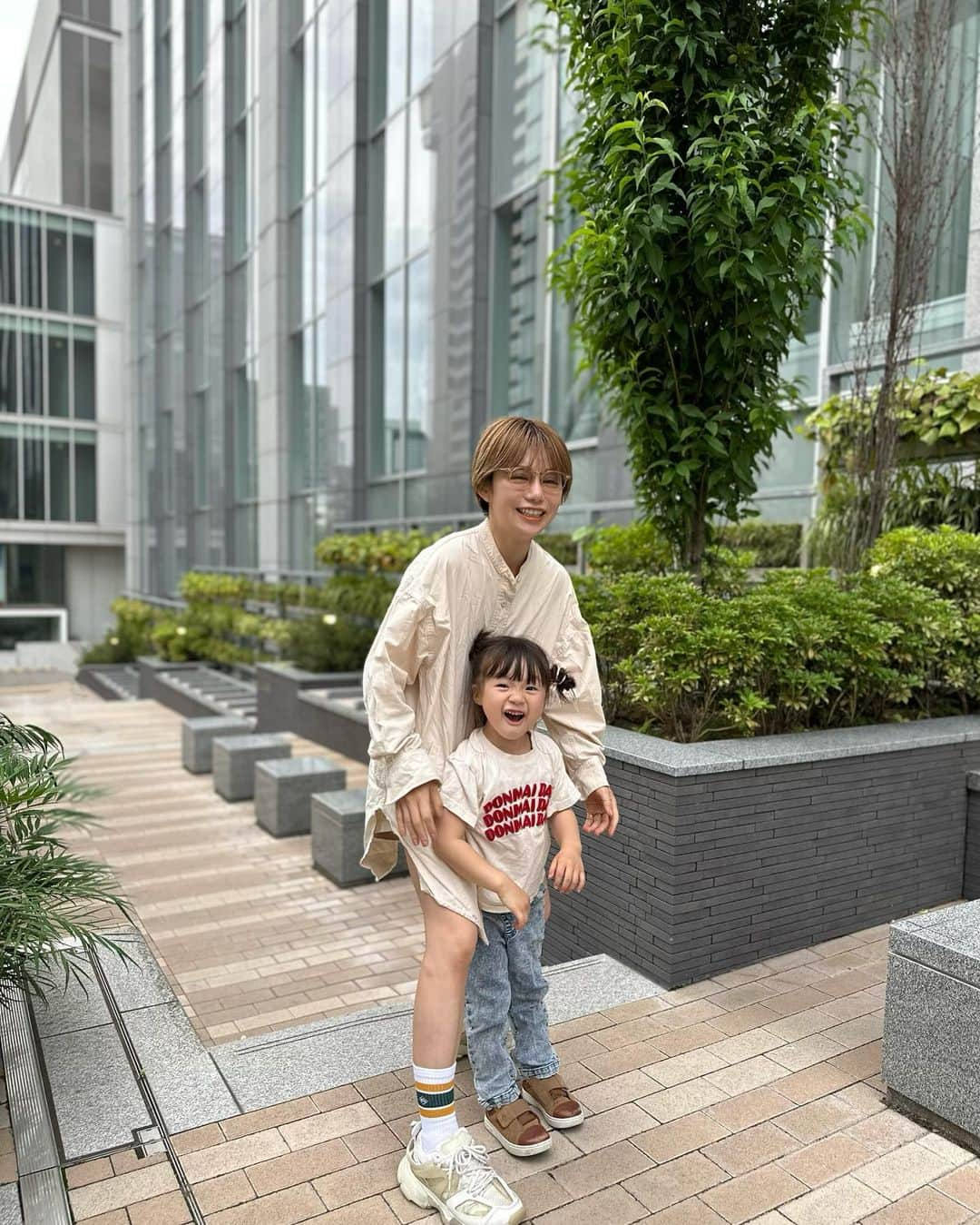 長谷川あやさんのインスタグラム写真 - (長谷川あやInstagram)「・ 先日のお散歩👧👩‍🦰✌️ （写真みて気づいたけどしばってたから シャツにめっっっちゃ跡ついてる、、、笑）  この日はインフルエンサーコラボシリーズが 人気と噂のしまむらのコラボ靴下を🧦 @grshimamura  同じ靴でも靴下1つで がらっと印象がかわりますよね👏✨  限定店舗で購入できるみたいなので ぜひチェックしてみてください😌✨ （プチプラなのも嬉しいポイント🫰）  -Kiravie×SANAコラボ靴下- 🧦〈TT*SANACSランダムC〉 中黒　445-1718 本体¥290（税込¥319） 🧦〈TT*SANACSバックM〉 中黒　445-1678 本体¥290（税込¥319） 🧦〈TT*SANACSライン〉 中緑　445-1740 本体¥290（税込¥319） 🧦〈TT*SANACSタイダイ〉 淡青　445-1818 本体¥290（税込¥319）  #しまむら靴下#kiravie#しまむらコーデ#しまパト#しまむら購入品#しまむら#しまむらコラボ#しまむらパトロール#靴下コーデ#子供のいる生活#女の子ママ#小夏のいる生活#4歳#PR」5月29日 18時05分 - ayasuke_0516