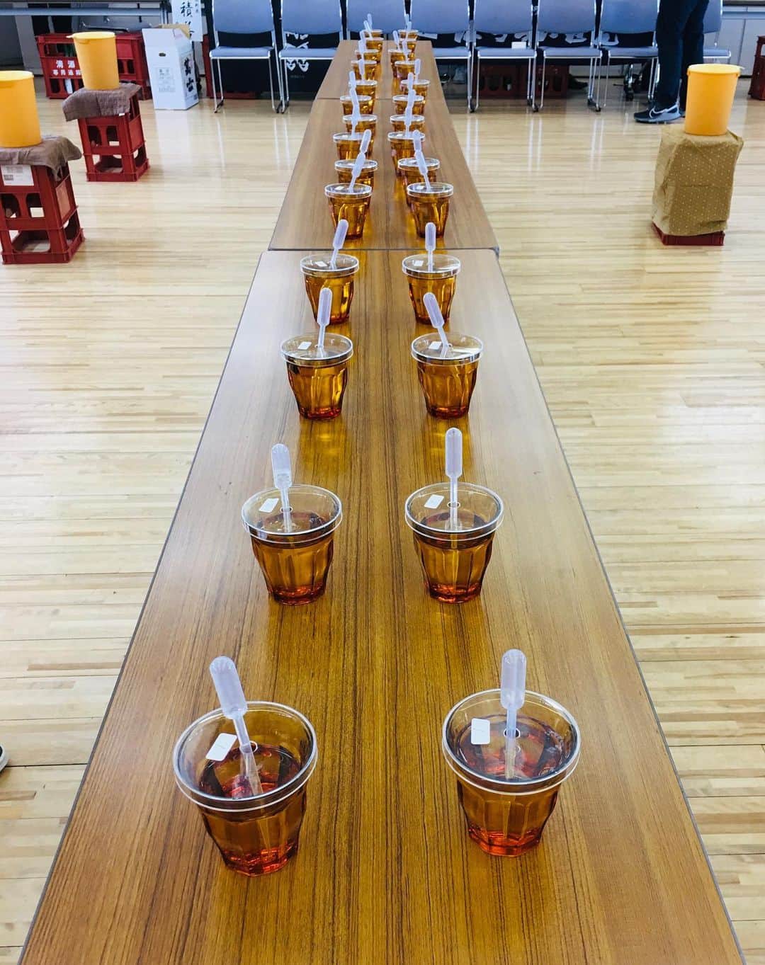 のインスタグラム：「日本酒の【ブラインドテイスティング&試飲会】へ。  東京農大の近所にある朝日屋酒店さん主催で、4年ぶりに開催されました。   審査の手順は以下です。  ①  14種ブラインドで銘柄・コメント・点数を記入  ②  銘柄のわかる14種も同様に記入  ③  それぞれの回答結果をグーグルフォーム送信  集計結果が待ち遠しいです😊   農大関係の蔵元たちの親と子の世代にまでフォーカスして、あたたかく日本酒の魅力を伝えていらっしゃるのも、とても印象的でした。   勉強させていただき、ありがとうございました！  #日本酒🍶  #プラカップでのテイスティングも鍛えよう  @asahiya.saketen.setagaya」
