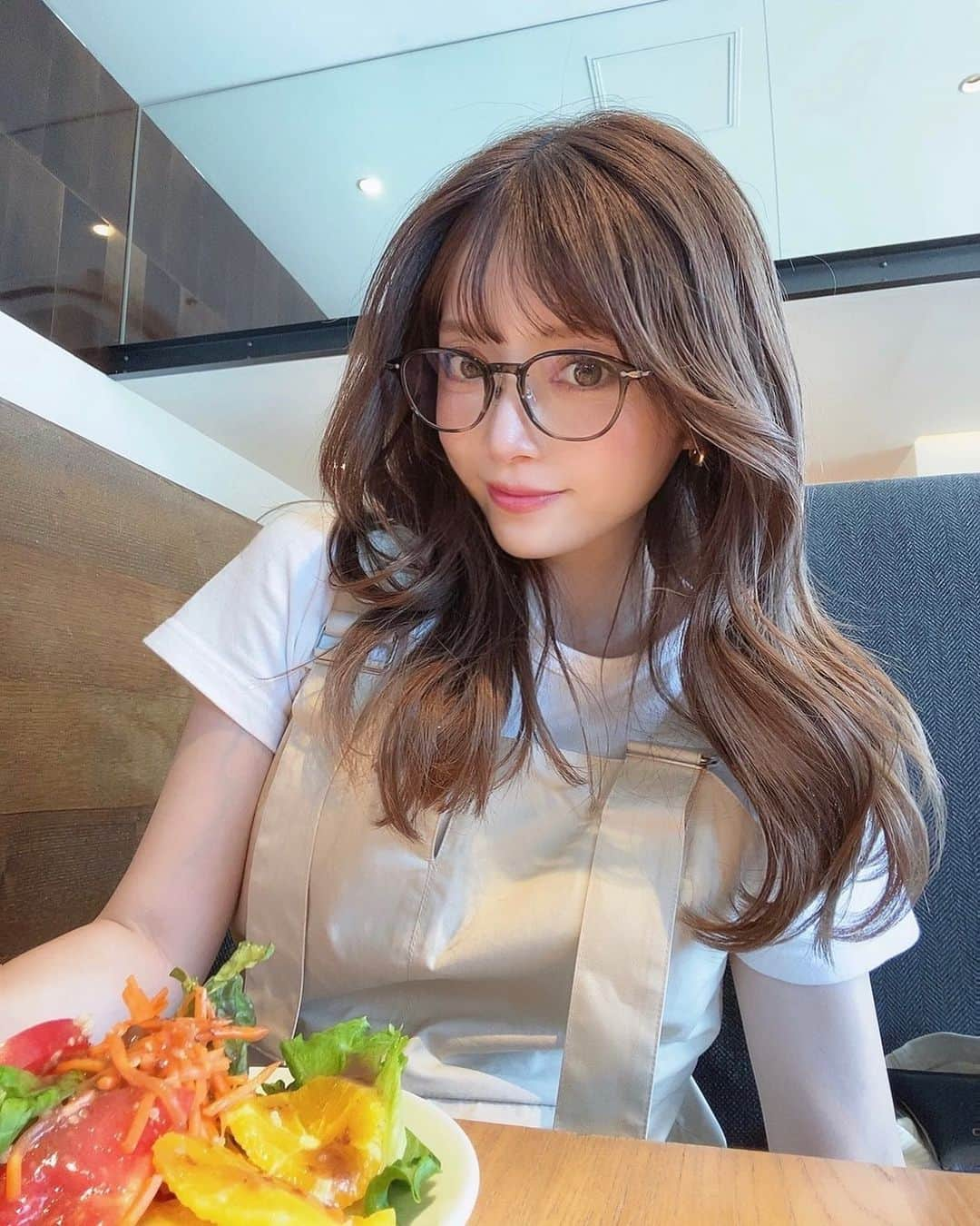 おりもあいのインスタグラム：「久しぶりにメガネちゃん💕 最近は野菜中心生活してる🥦🍅🌽」