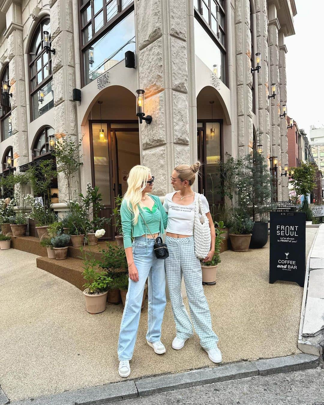 Moe.Mのインスタグラム：「. . . ほんぴ👭🏼もえぴ 関西組ほぼ、1週間一緒に おった🩵w . 年下で若くて私より背が高いけど なぜかこの写真私 同じ身長のように 奇跡的にうつるとゆーwww . . . . . #韓国旅行 #韓国 #女子旅 #女子旅行 #韓国グルメ #韓国ファッション #韓国カフェ #海外ファッション #ママコーデ #ママ #ママファッション#海外コーデ #外国人風 #ハイトーンカラー #ハイトーンカラー」