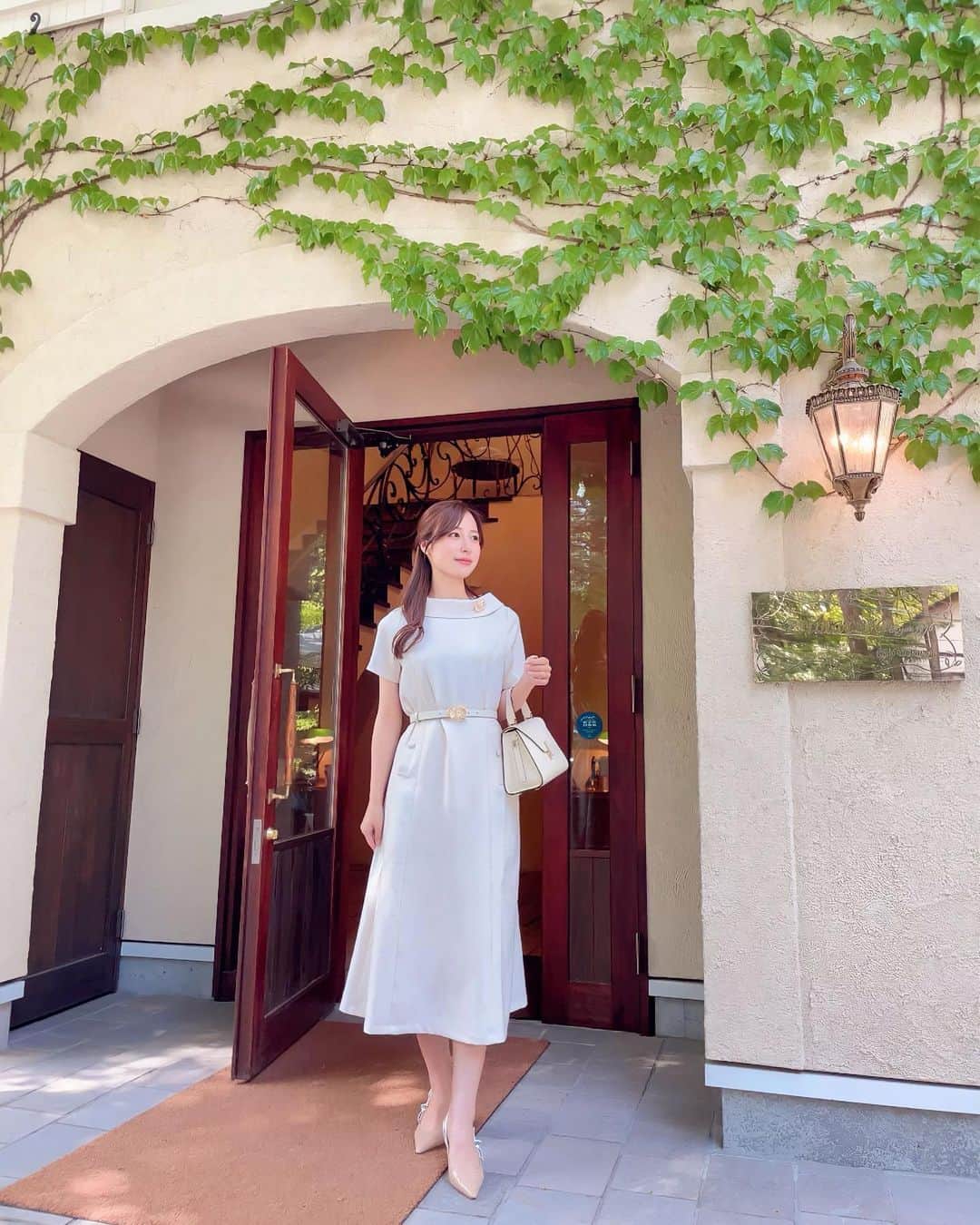 Chihiroさんのインスタグラム写真 - (ChihiroInstagram)「軽井沢でのRoyal Coordinate🦢  ストーリーにアップしたところ こちらのお洋服が気になるとのお声をいくつかいただきました！🥹 襟元が特に可愛いですよね♡  こちらは @diary____chika  さんと  @lieulien_lul のコラボ商品。 再販決定の人気商品ですので、是非お手に取ってみてください♡  骨格ウェーブな私はDiorのベルトでウェストマークをして着用しております♡  〜〜〜〜〜〜〜〜〜〜〜〜〜〜〜〜〜〜〜 【イメージコンサルティングサロン　Ciccy】  パーソナルカラー診断が気になる方はこちら ▶︎ @ciccy_shibaura   ♦︎時間 9:30〜17:30 (時間調整可能)  ♦︎場所 東京都港区芝浦  ♦︎定休日 なし  ♦︎メニュー ✈︎Economy class✈︎ パーソナルカラー診断＋骨格診断 Ciccy診断士枠: ¥22,500- 代表栂野枠：¥32,000- ※ペア診断可能  ✈︎Business class✈︎ パーソナルカラー診断＋骨格診断＋メイクレッスン 代表栂野枠：¥48,500- ※ペア診断可能  ✈︎First class✈︎ 3〜4日かけて行うトータルプロデュース。メニューはカスタマイズ可能。 代表栂野枠：99,500-  詳細はInstagramプロフィール下のURLよりご確認ください。 〜〜〜〜〜〜〜〜〜〜〜〜〜〜〜 【イメージコンサルタント養成講座】  GIA芝浦校の養成講座は6月まで満席です。 現在2023年7月スタートより募集を開始いたしました♡ 詳しくはHPをご覧ください♡  〜〜〜〜〜〜〜〜〜〜〜〜〜〜〜  #lieulien_lul  #リュリアン #ジョイントスペース #ロイヤルコーデ #骨格ウェーブ #イメージコンサルタント #パーソナルカラー診断 #pr」5月29日 18時11分 - chippp49