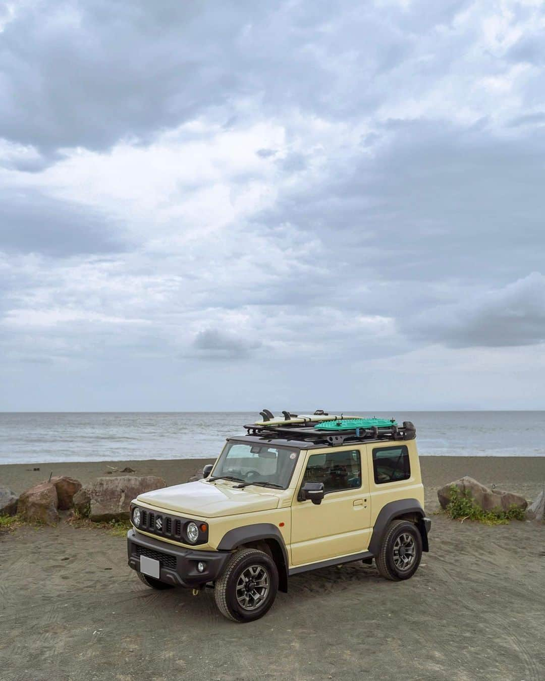 羽石杏奈さんのインスタグラム写真 - (羽石杏奈Instagram)「Got a new roof rack for my buddy! 🛻✨ @rhinorackau @oodd_official   気がついたら５月ももう終わる〜 投稿久しぶりになっちゃったんだけど、最近も変わらず日本車旅してます🌼  今日はずっとずっと変えたいと思ってた 車のルーフラックをチェンジしに茅ヶ崎へ✴︎ オーストラリアのブランドRHINO RACKから出てる、 ジムニー専用のセットを取り付けてもらったよ〜！ 見た目がすっきり&かっこよくなって 強度が増したからよりアクティブになれる🏃🏽‍♀️  ロードトリップ&キャンプカーとしてだけじゃなくて カスタムもしていきたいなー🫶 車のキャリア気になる人は @oodd_official で見てみてね☞♡」5月29日 18時12分 - hawaiianna913