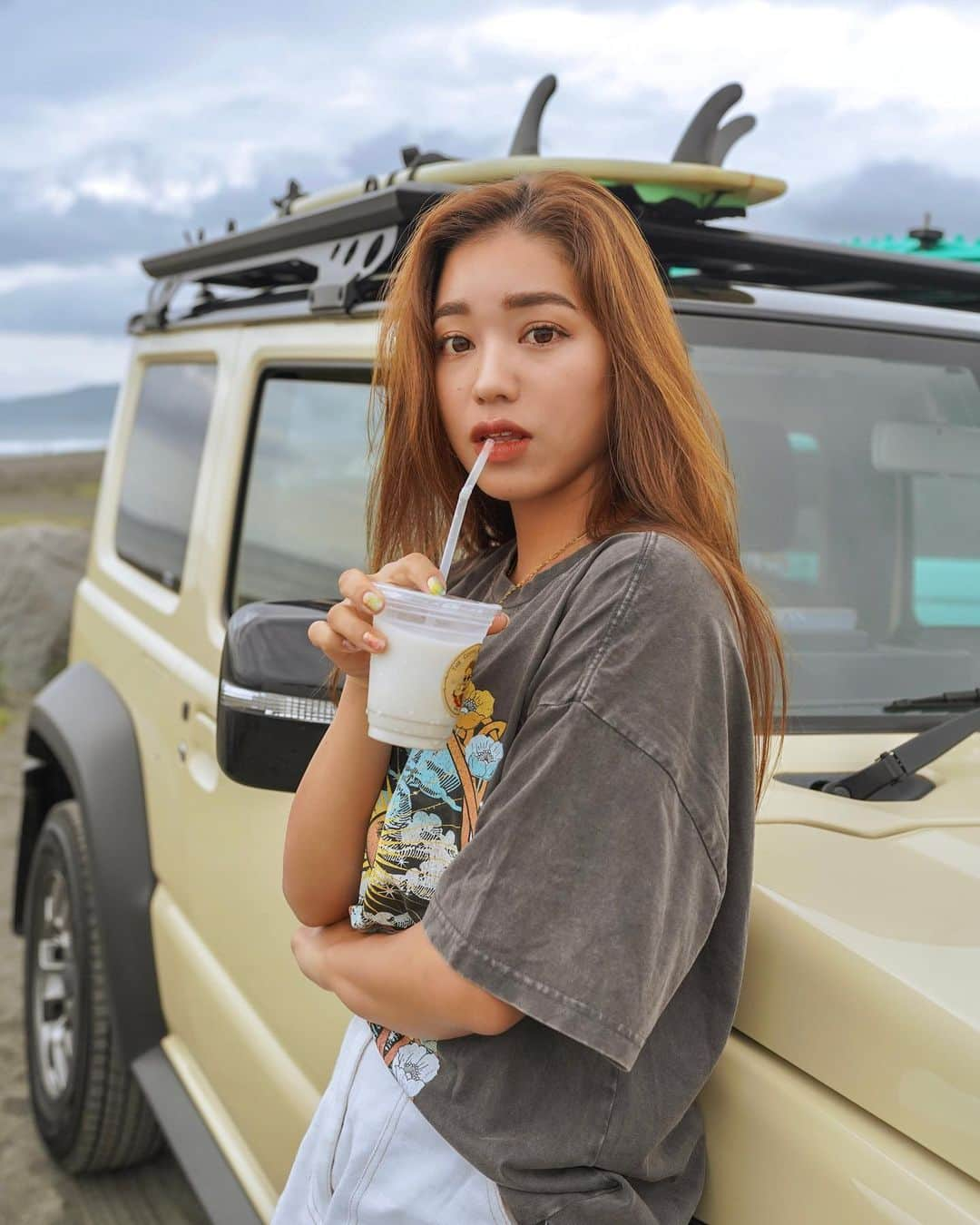 羽石杏奈さんのインスタグラム写真 - (羽石杏奈Instagram)「Got a new roof rack for my buddy! 🛻✨ @rhinorackau @oodd_official   気がついたら５月ももう終わる〜 投稿久しぶりになっちゃったんだけど、最近も変わらず日本車旅してます🌼  今日はずっとずっと変えたいと思ってた 車のルーフラックをチェンジしに茅ヶ崎へ✴︎ オーストラリアのブランドRHINO RACKから出てる、 ジムニー専用のセットを取り付けてもらったよ〜！ 見た目がすっきり&かっこよくなって 強度が増したからよりアクティブになれる🏃🏽‍♀️  ロードトリップ&キャンプカーとしてだけじゃなくて カスタムもしていきたいなー🫶 車のキャリア気になる人は @oodd_official で見てみてね☞♡」5月29日 18時12分 - hawaiianna913