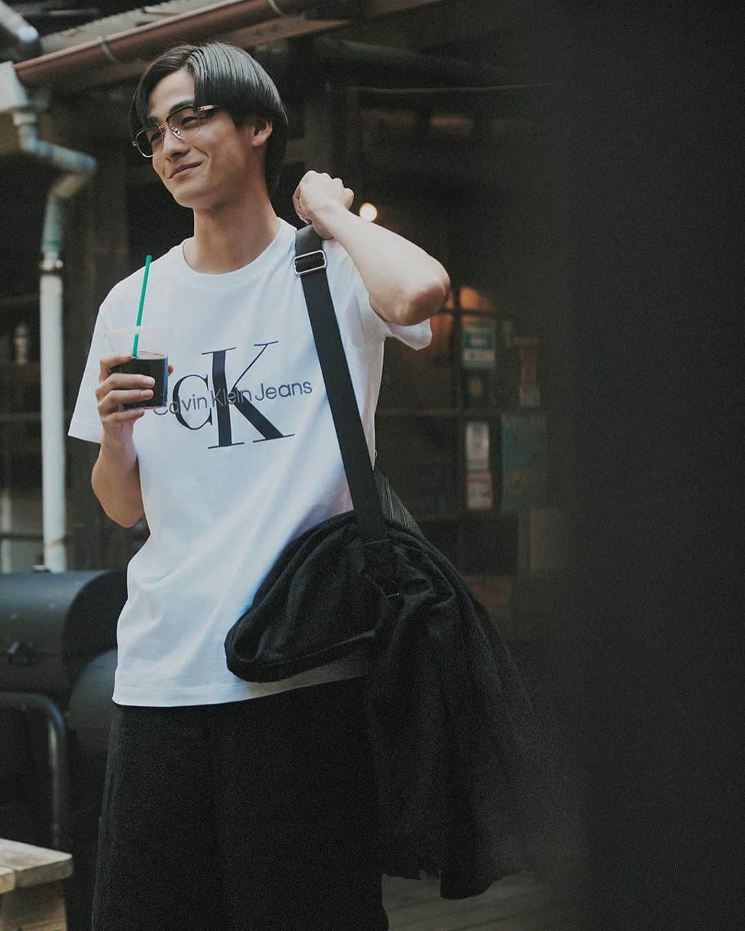 minaさんのインスタグラム写真 - (minaInstagram)「・ 発売中のmina7月号『週末はお気に入りの「ベーシックTシャツ」で出かけよう。』企画から、コーディネートを紹介します！  Item--------------- プリントTシャツ 9,900円／CALVIN KLEIN JEANS（カルバン・クライン カスタマーサービス） @ckjmacapa  リネンハーフパンツ 29,700円／UNDECORATED @undecorated_official  メガネ 27,500円／ヴィンテージのメガネ（にしのや）   ショルダーバッグ 14,300円／ビーミング by ビームス（ビームス ららぽーと TOKYO-BAY 店） @bmingbybeams_official  バックにかけたリネンジャケット 48,400円／ UNDECORATED @undecorated_official ---------------------  mina7月号をぜひチェックしてくださいね🌻 #mina #minamagazine #ミーナ #週末女子 #週末男子 #岩本大樹」5月29日 18時13分 - mina.magazine